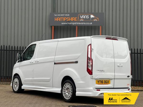 Ford Transit Custom 2.2 TDCi 290 Limited Panel Van 5dr Diesel Manual L2 H1 (186 g/km, 123 bhp)