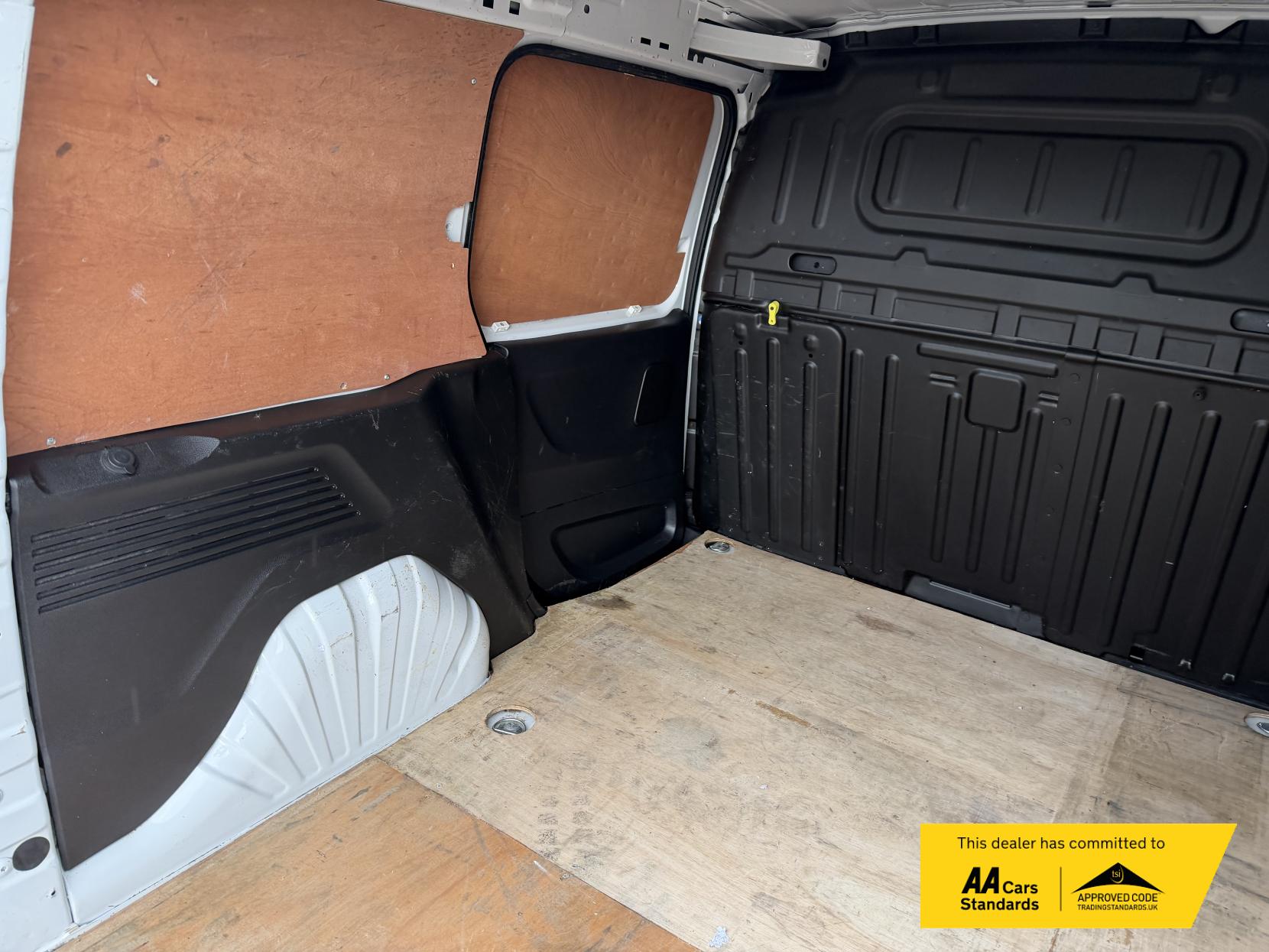 2022 Vauxhall Combo 1.5 Turbo D 2300 Sportive Panel Van 5dr Diesel Manual L1 H1 Euro 6 (100 ps) - Thumbnail 12