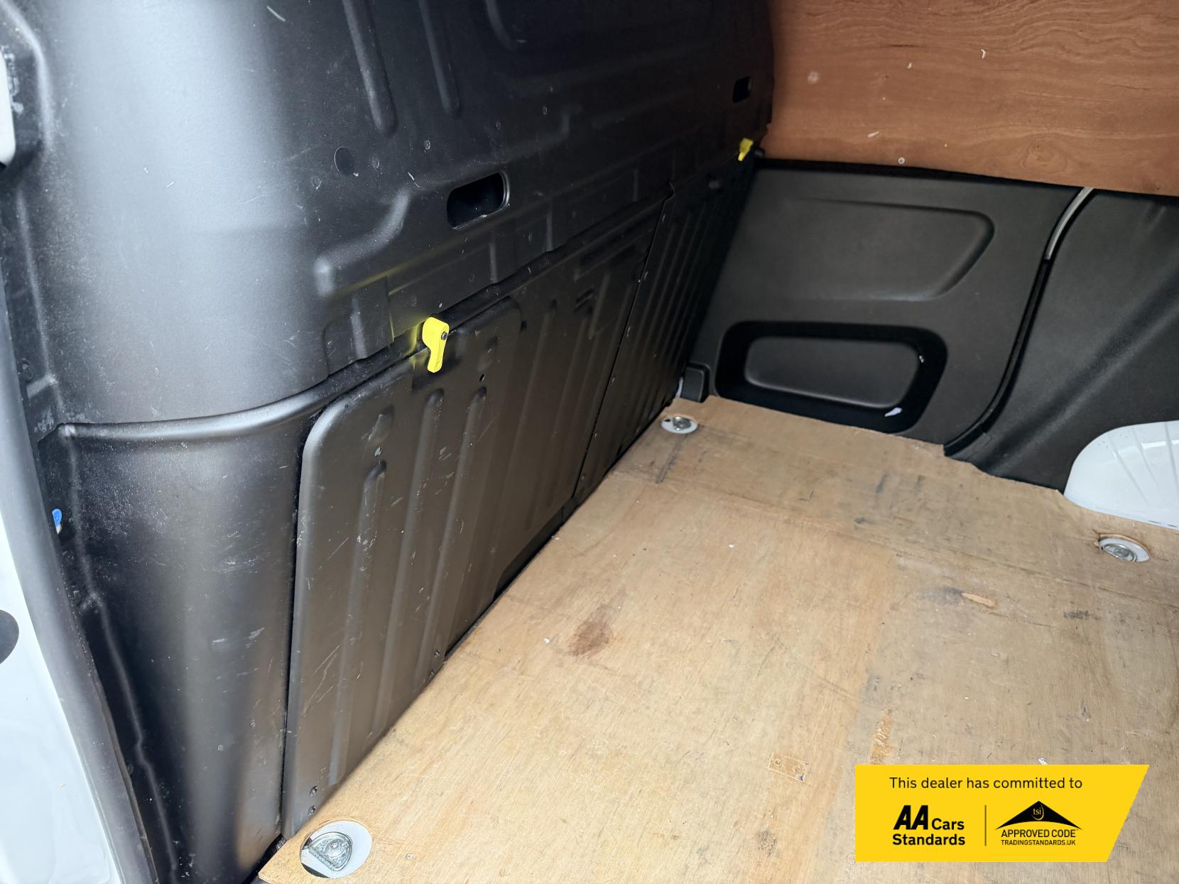 2022 Vauxhall Combo 1.5 Turbo D 2300 Sportive Panel Van 5dr Diesel Manual L1 H1 Euro 6 (100 ps) - Thumbnail 16