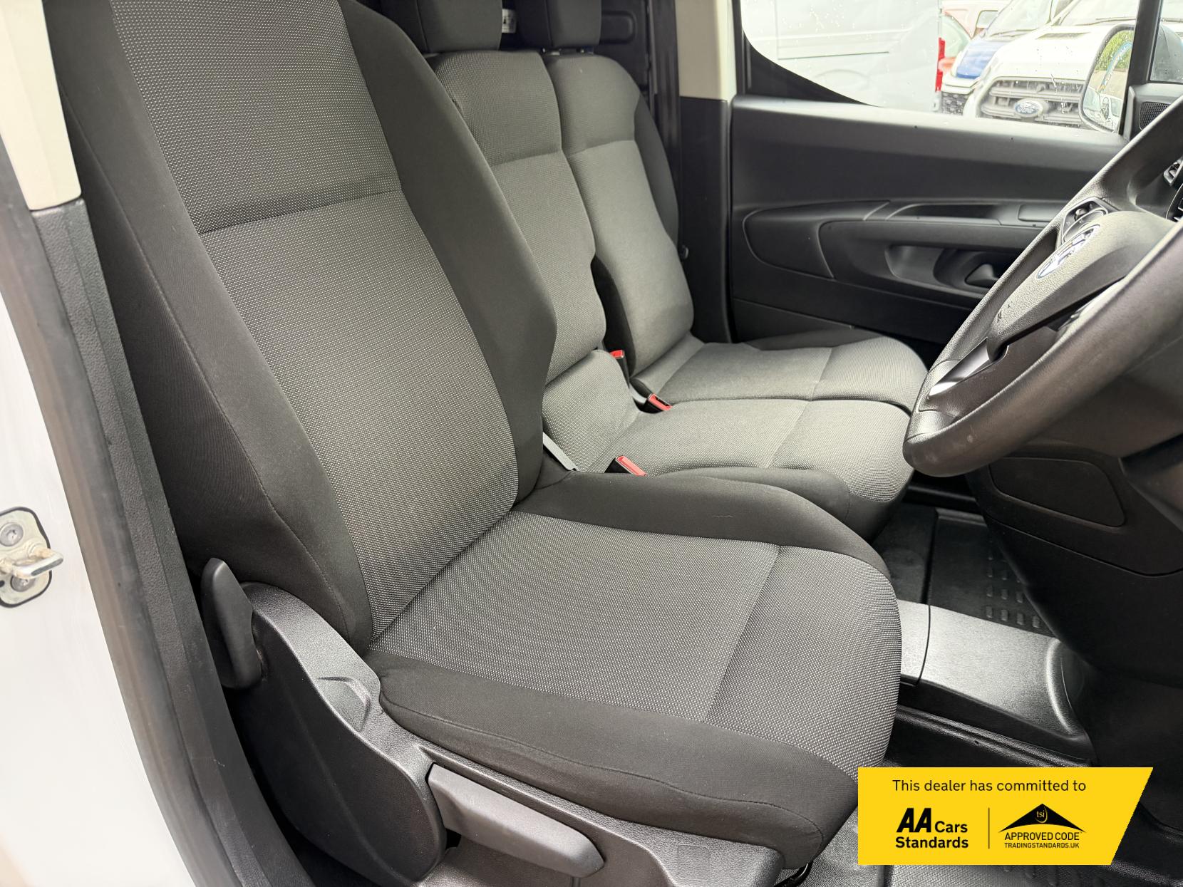 2022 Vauxhall Combo 1.5 Turbo D 2300 Sportive Panel Van 5dr Diesel Manual L1 H1 Euro 6 (100 ps) - Thumbnail 23