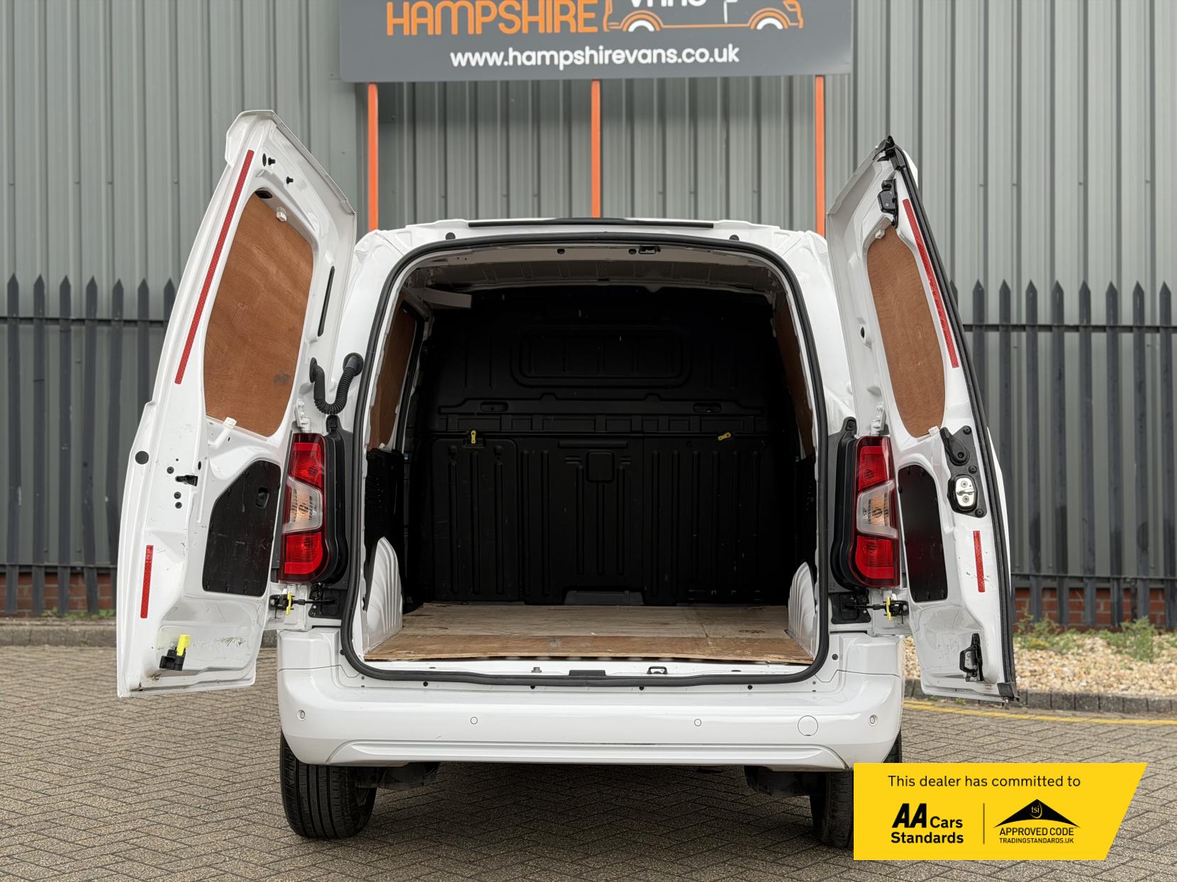 2022 Vauxhall Combo 1.5 Turbo D 2300 Sportive Panel Van 5dr Diesel Manual L1 H1 Euro 6 (100 ps) - Thumbnail 10