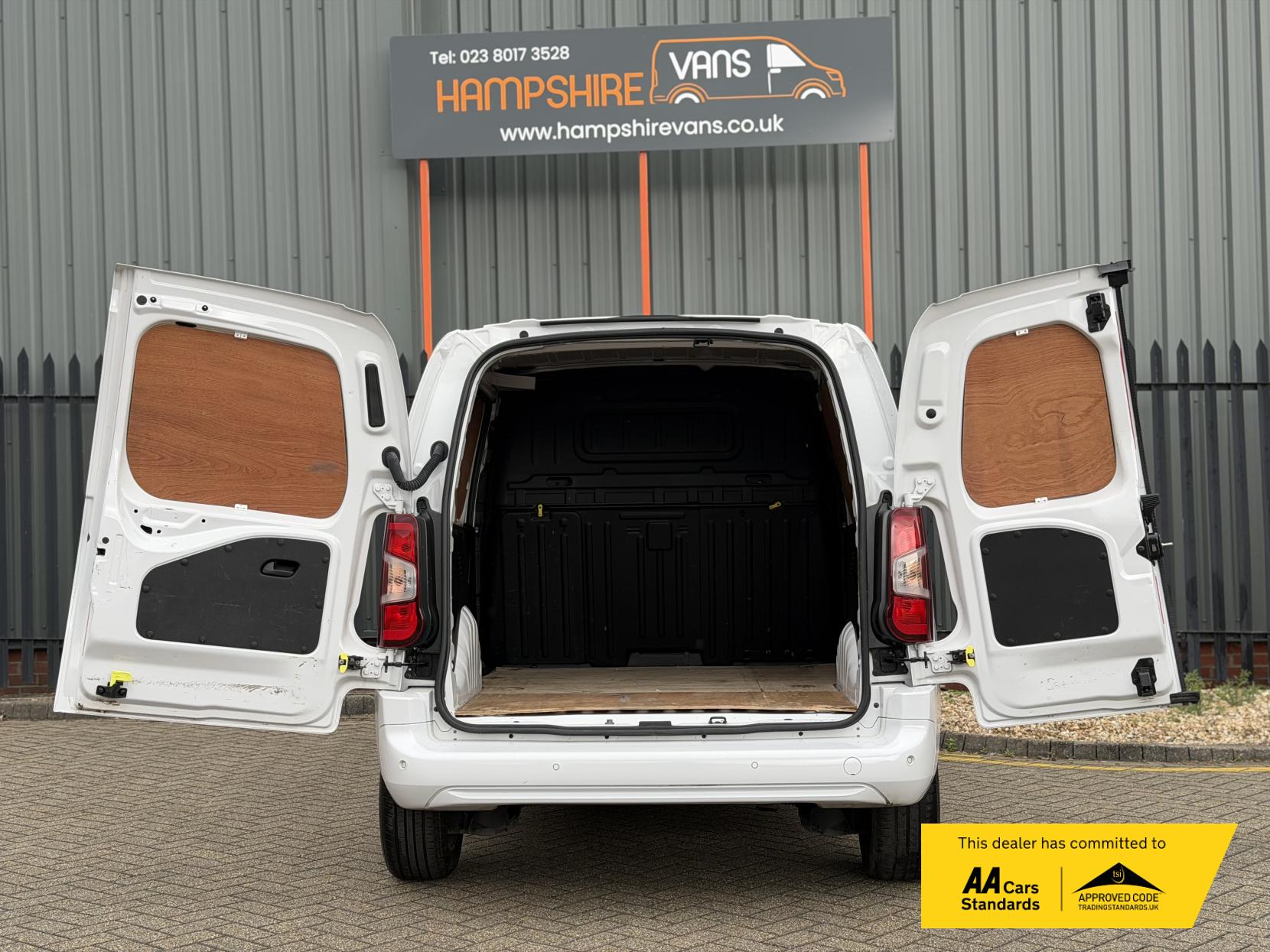 2022 Vauxhall Combo 1.5 Turbo D 2300 Sportive Panel Van 5dr Diesel Manual L1 H1 Euro 6 (100 ps) - Thumbnail 11