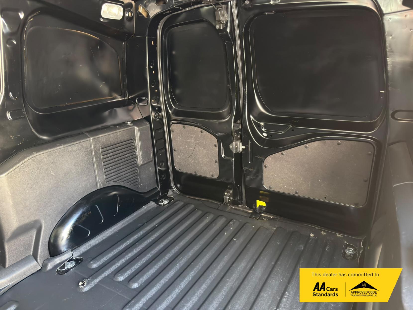2015 Citroen Berlingo 1.6 HDi 625 Enterprise Panel Van 5dr Diesel Manual L1 (Euro 5) (135 g/km, 75 bhp) - Thumbnail 16