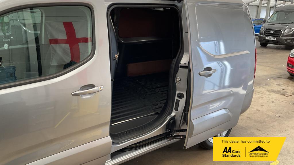 2019 Peugeot Partner 1.5 BlueHDi 950 Asphalt Long Panel Van 6dr Diesel Manual LWB Euro 6 (s/s) (130 bhp) - Thumbnail 9