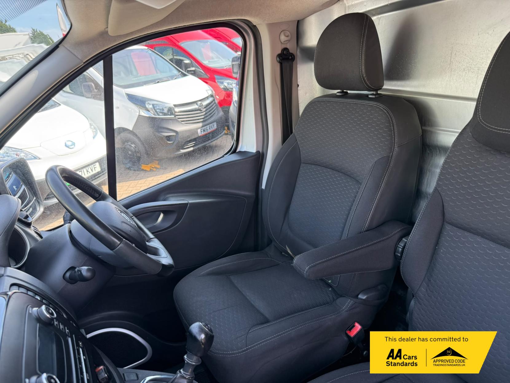 2017 Vauxhall Vivaro 1.6 CDTi 2900 BiTurbo Sportive Panel Van 5dr Diesel Manual L1 H1 Euro 6 (s/s) (125 ps) - Thumbnail 18