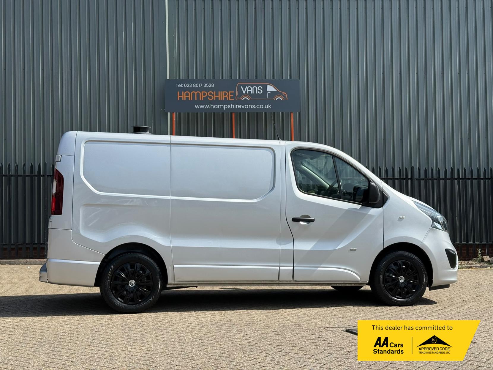 2017 Vauxhall Vivaro 1.6 CDTi 2900 BiTurbo Sportive Panel Van 5dr Diesel Manual L1 H1 Euro 6 (s/s) (125 ps) - Thumbnail 5