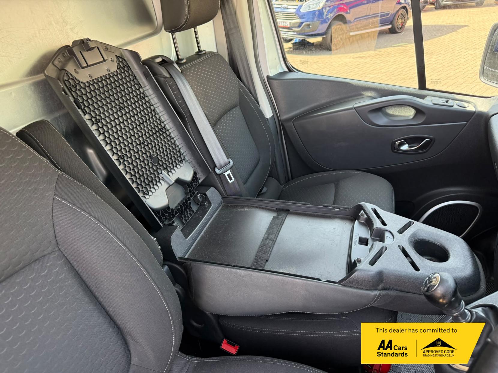 2017 Vauxhall Vivaro 1.6 CDTi 2900 BiTurbo Sportive Panel Van 5dr Diesel Manual L1 H1 Euro 6 (s/s) (125 ps) - Thumbnail 23