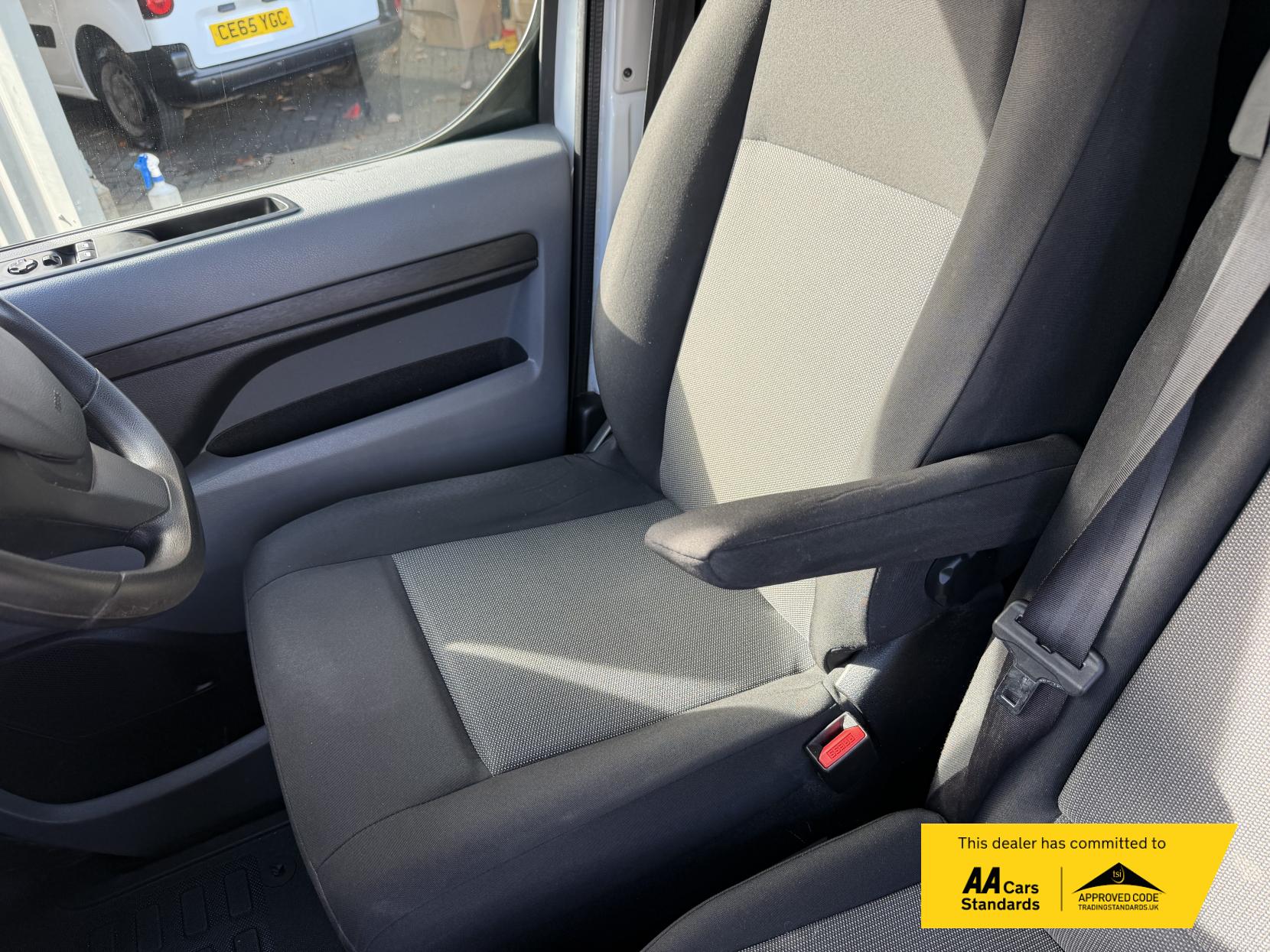 Peugeot e-Expert e 1200 75kWh Professional Standard Panel Van 6dr Electric Auto MWB (136 ps)