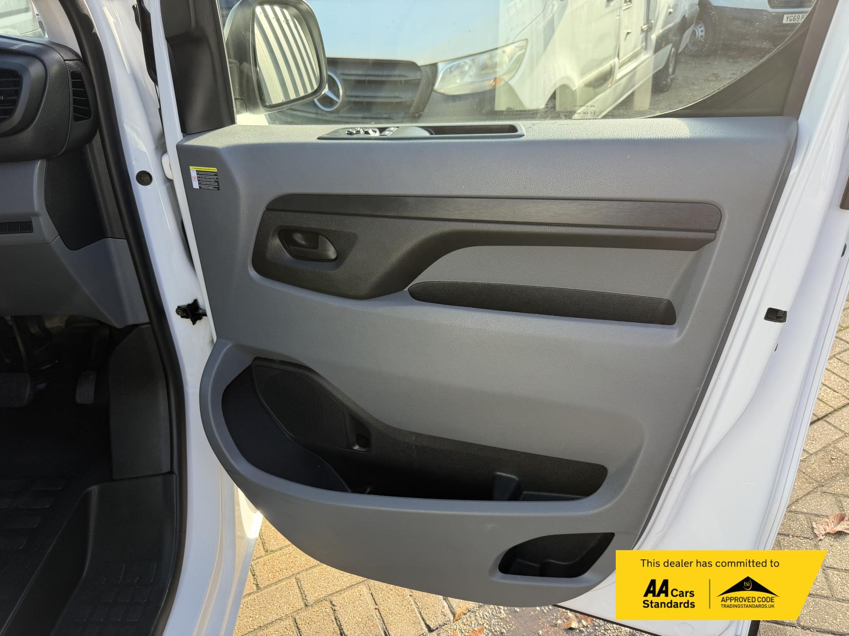 Peugeot e-Expert e 1200 75kWh Professional Standard Panel Van 6dr Electric Auto MWB (136 ps)