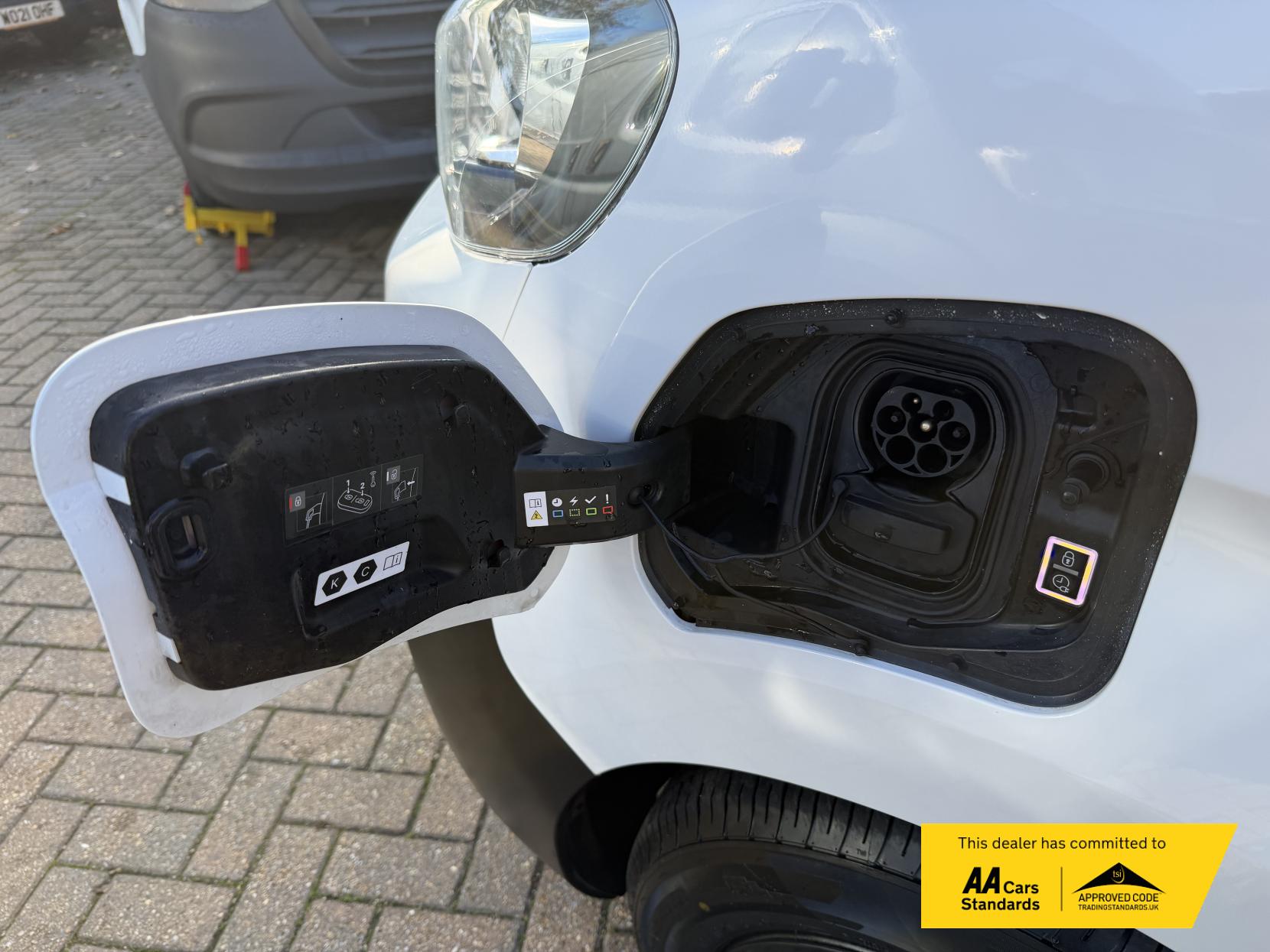 Peugeot e-Expert e 1200 75kWh Professional Standard Panel Van 6dr Electric Auto MWB (136 ps)