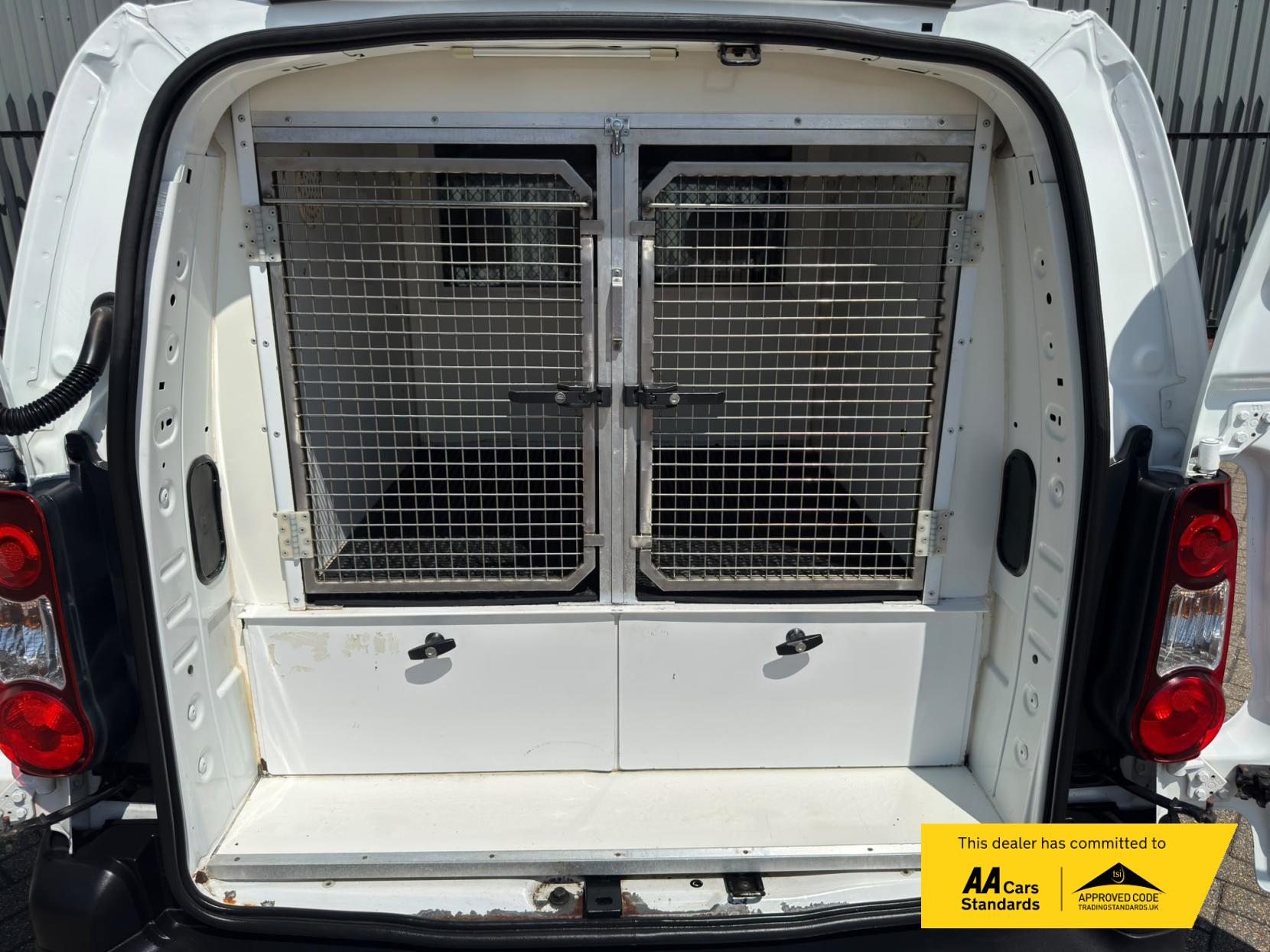 2014 Citroen Berlingo 1.6 HDi 750 LX Panel Van 6dr Diesel Manual L2 (153 g/km, 90 bhp) - Thumbnail 17