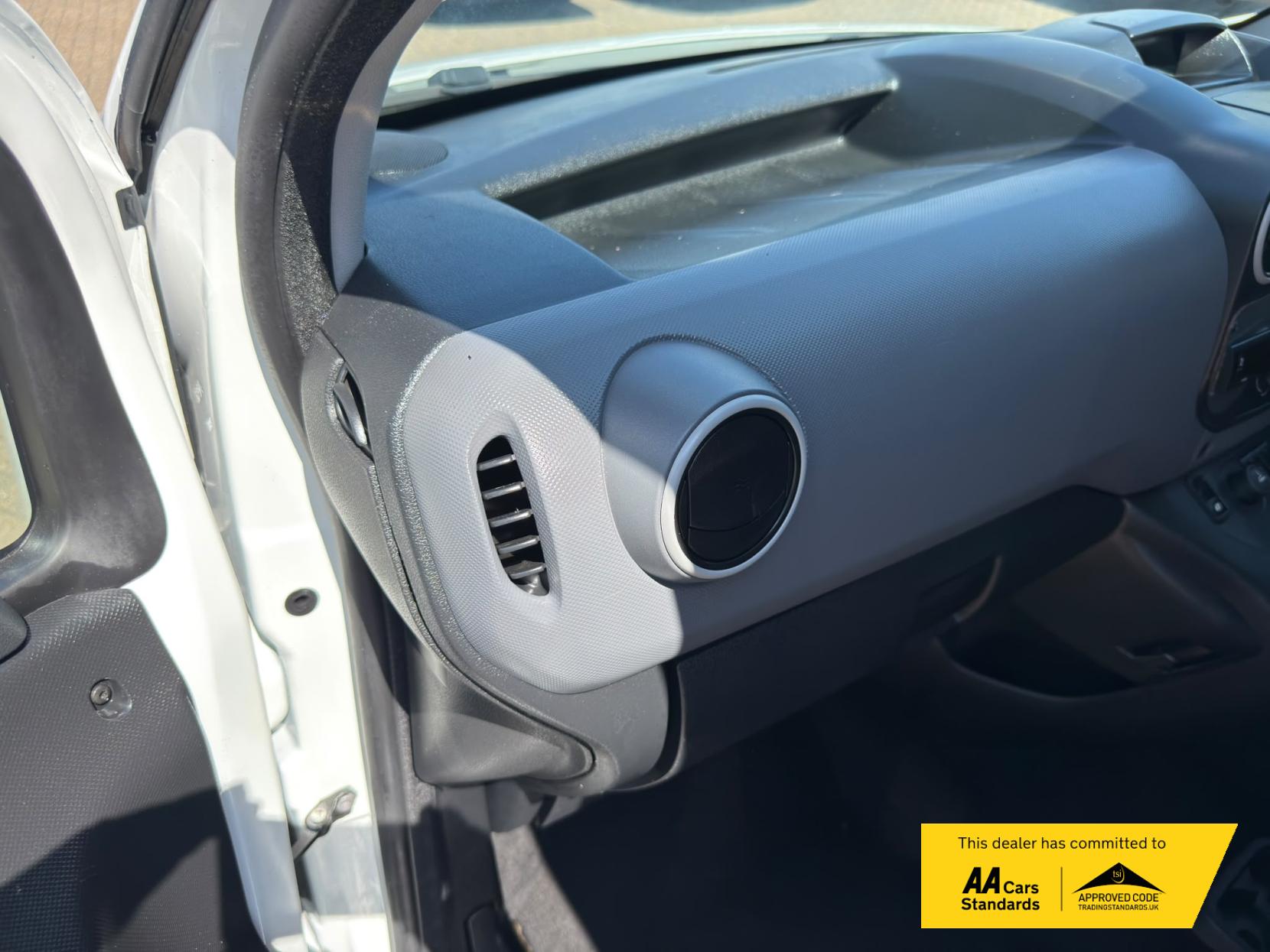 2014 Citroen Berlingo 1.6 HDi 750 LX Panel Van 6dr Diesel Manual L2 (153 g/km, 90 bhp) - Thumbnail 33