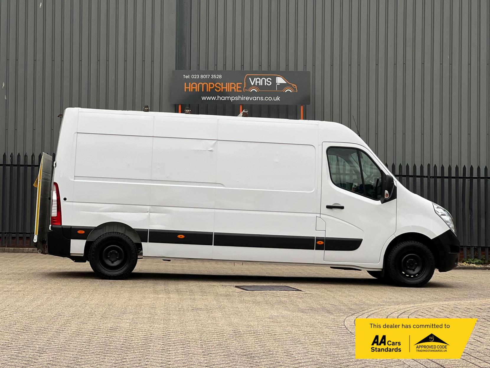 Renault Master 2.3 dCi 35 Business+ Panel Van 5dr Diesel Manual FWD LWB Medium Roof Euro 6 (130 ps)