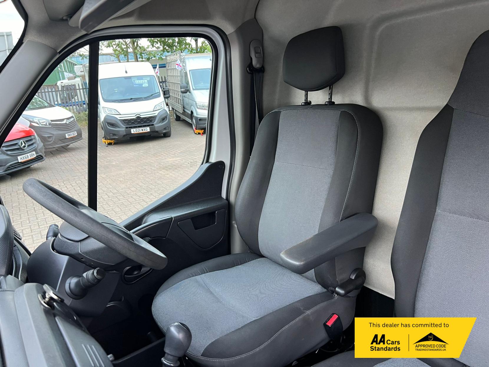 Renault Master 2.3 dCi 35 Business+ Panel Van 5dr Diesel Manual FWD LWB Medium Roof Euro 6 (130 ps)