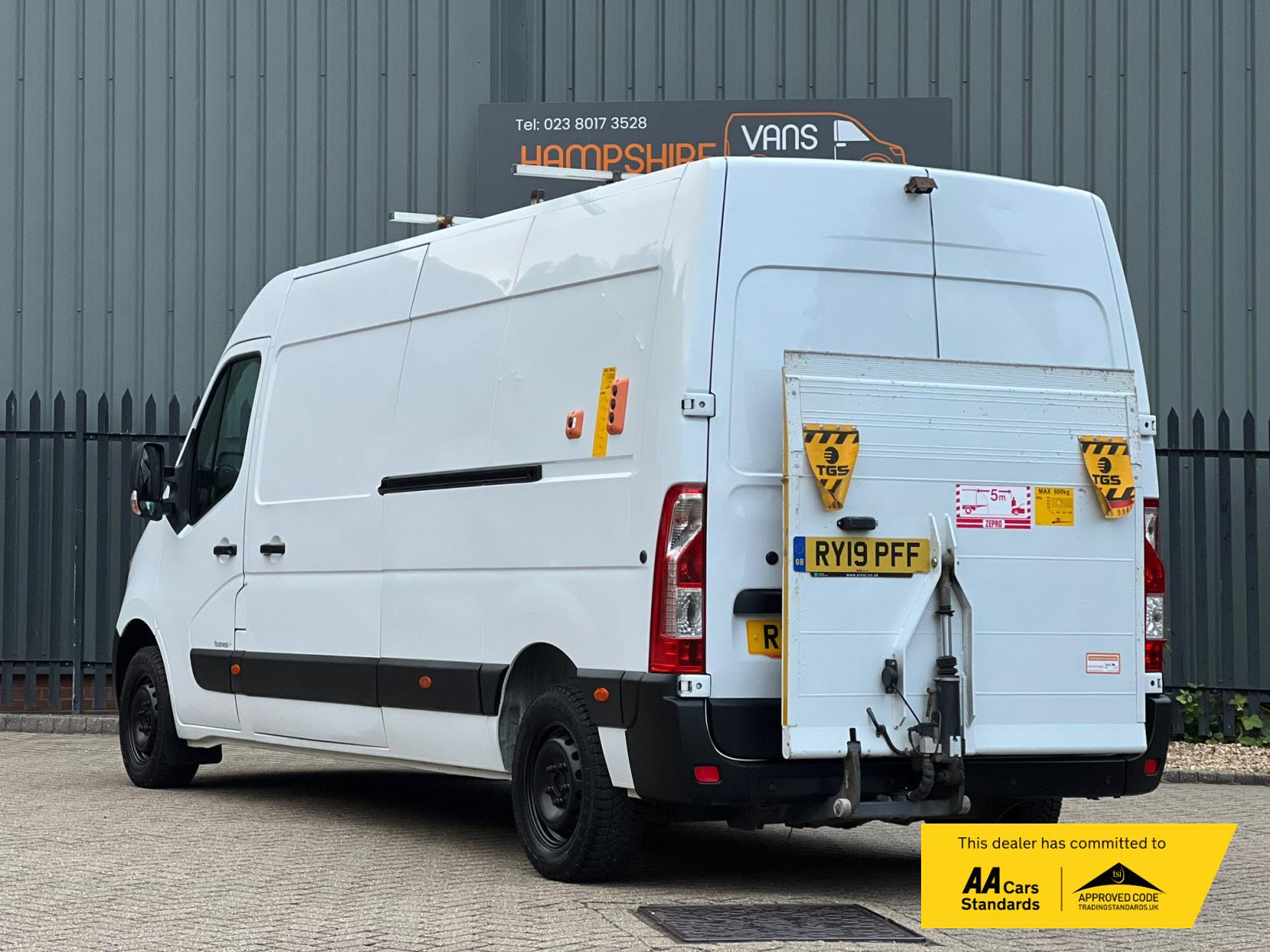 Renault Master 2.3 dCi 35 Business+ Panel Van 5dr Diesel Manual FWD LWB Medium Roof Euro 6 (130 ps)