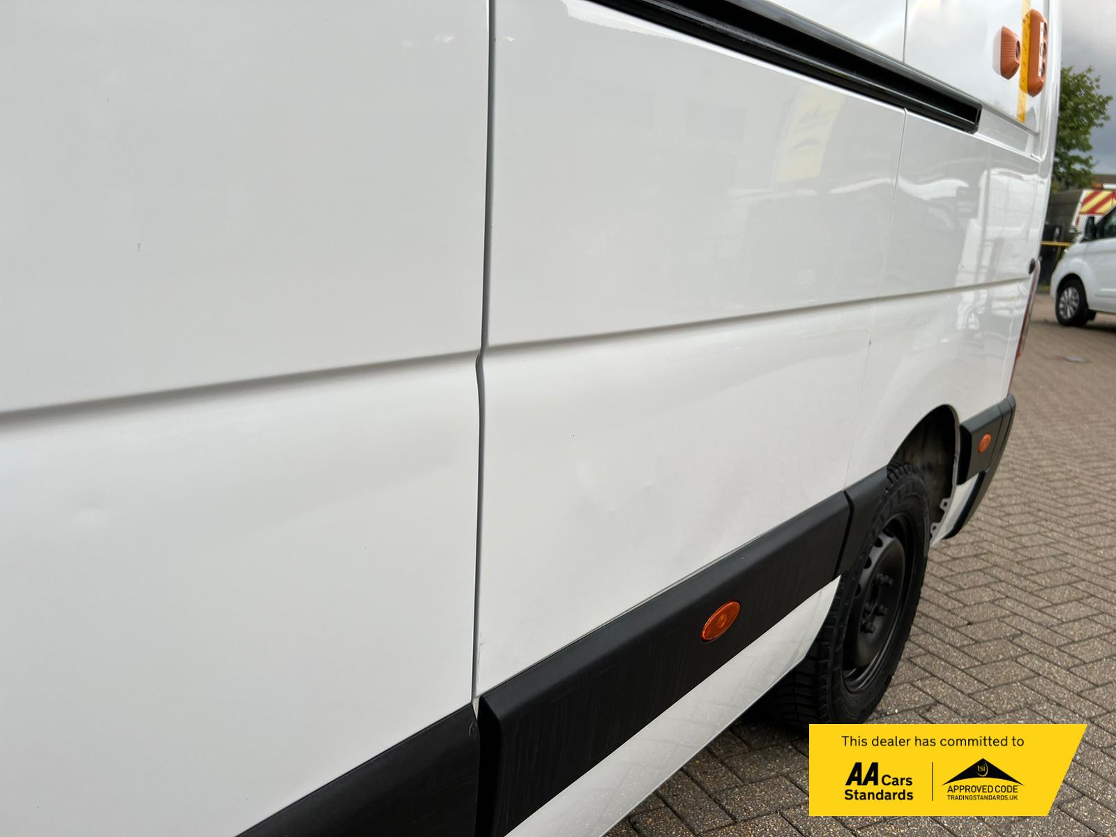 Renault Master 2.3 dCi 35 Business+ Panel Van 5dr Diesel Manual FWD LWB Medium Roof Euro 6 (130 ps)