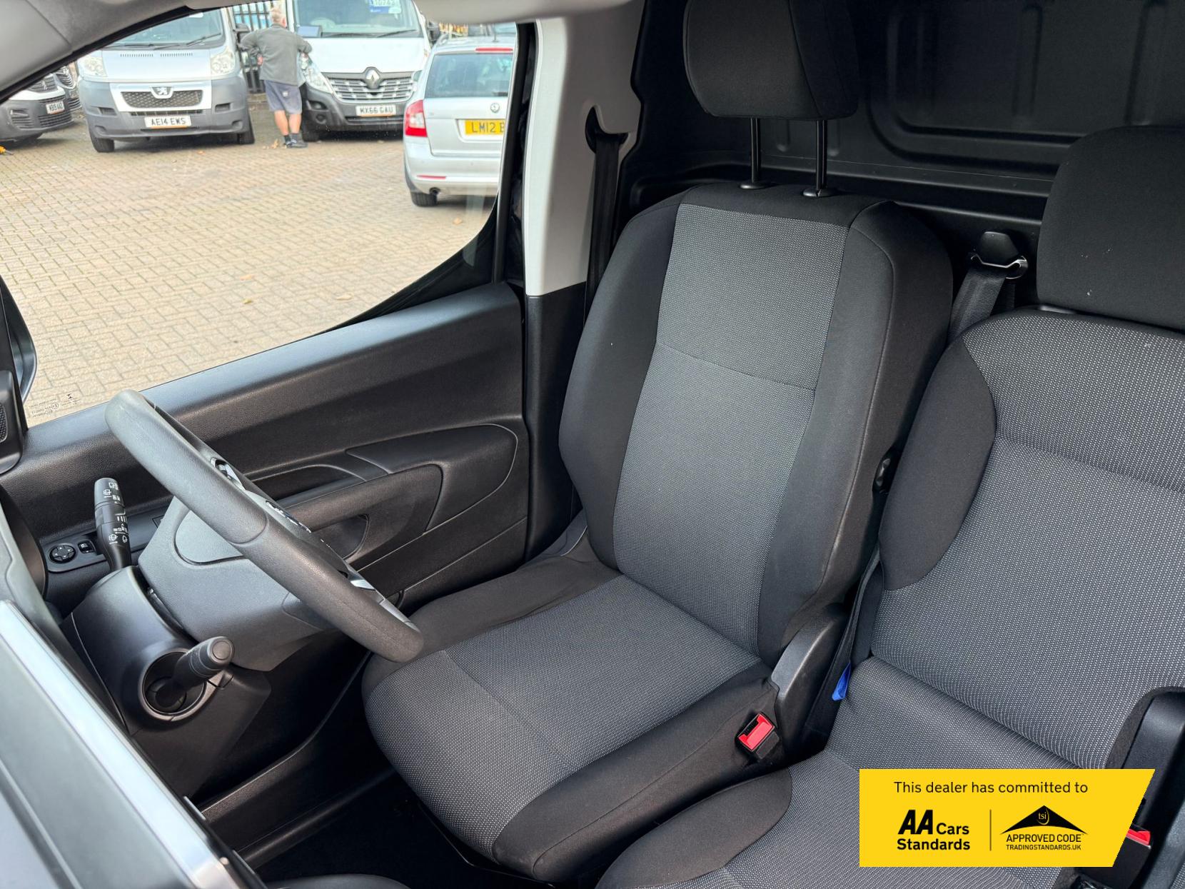 Vauxhall Combo Electric 2300 50kWh Sportive Panel Van 5dr Electric Auto L1 H1 (7.4kW Charger) (136 ps)