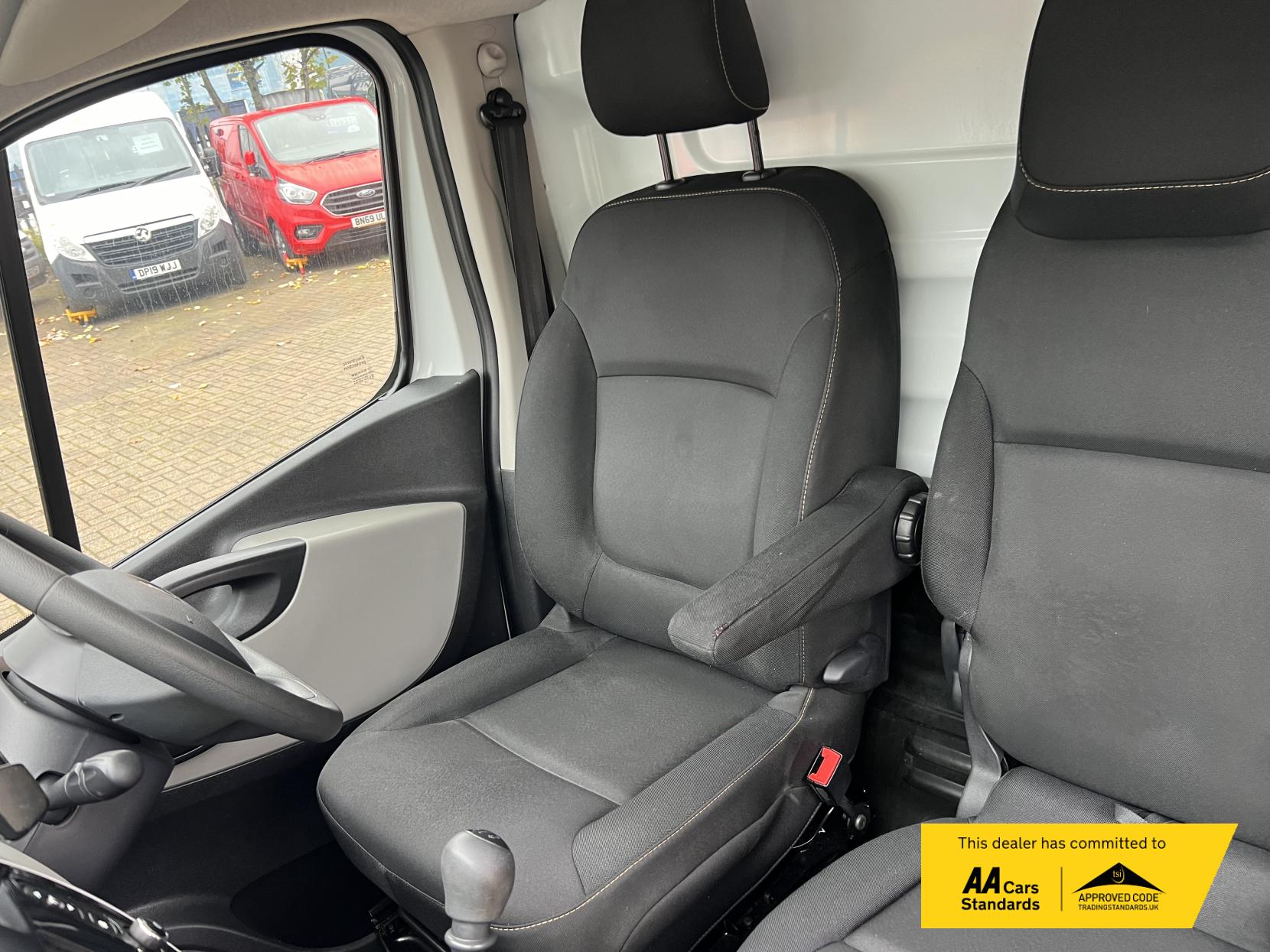 Renault Trafic 1.6 dCi ENERGY 29 Business+ Panel Van 5dr Diesel Manual LWB Standard Roof Euro 6 (s/s) (125 ps)