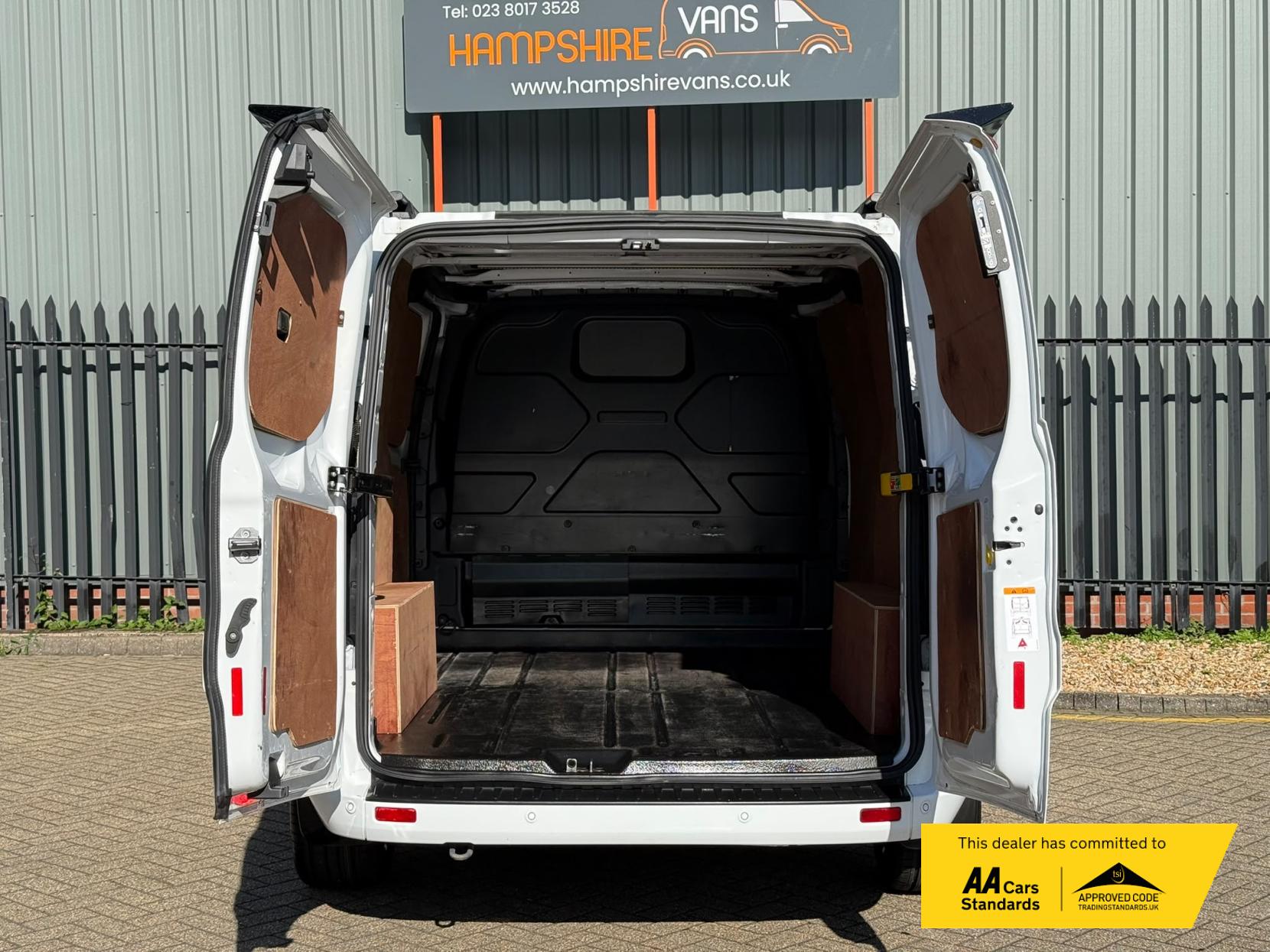 2022 Ford Transit Custom 2.0 300 EcoBlue Limited Panel Van 5dr Diesel Manual L1 H1 Euro 6 (s/s) (130 ps) - Thumbnail 13