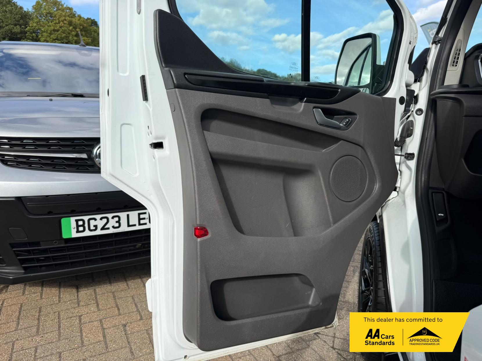 2022 Ford Transit Custom 2.0 300 EcoBlue Limited Panel Van 5dr Diesel Manual L1 H1 Euro 6 (s/s) (130 ps) - Thumbnail 25