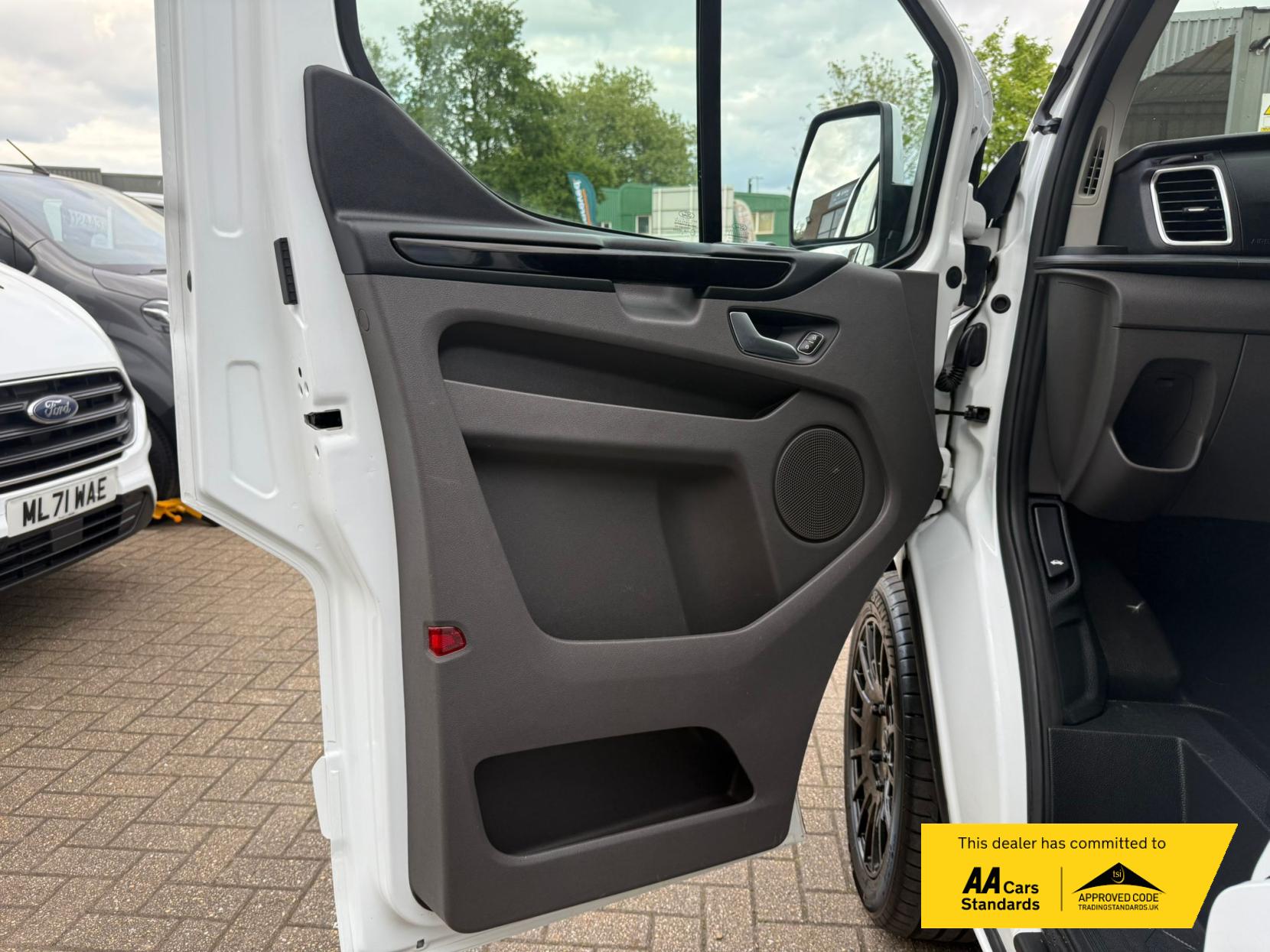 Ford Transit Custom 2.0 300 EcoBlue Limited Panel Van 5dr Diesel Manual L2 H1 Euro 6 (130 ps)