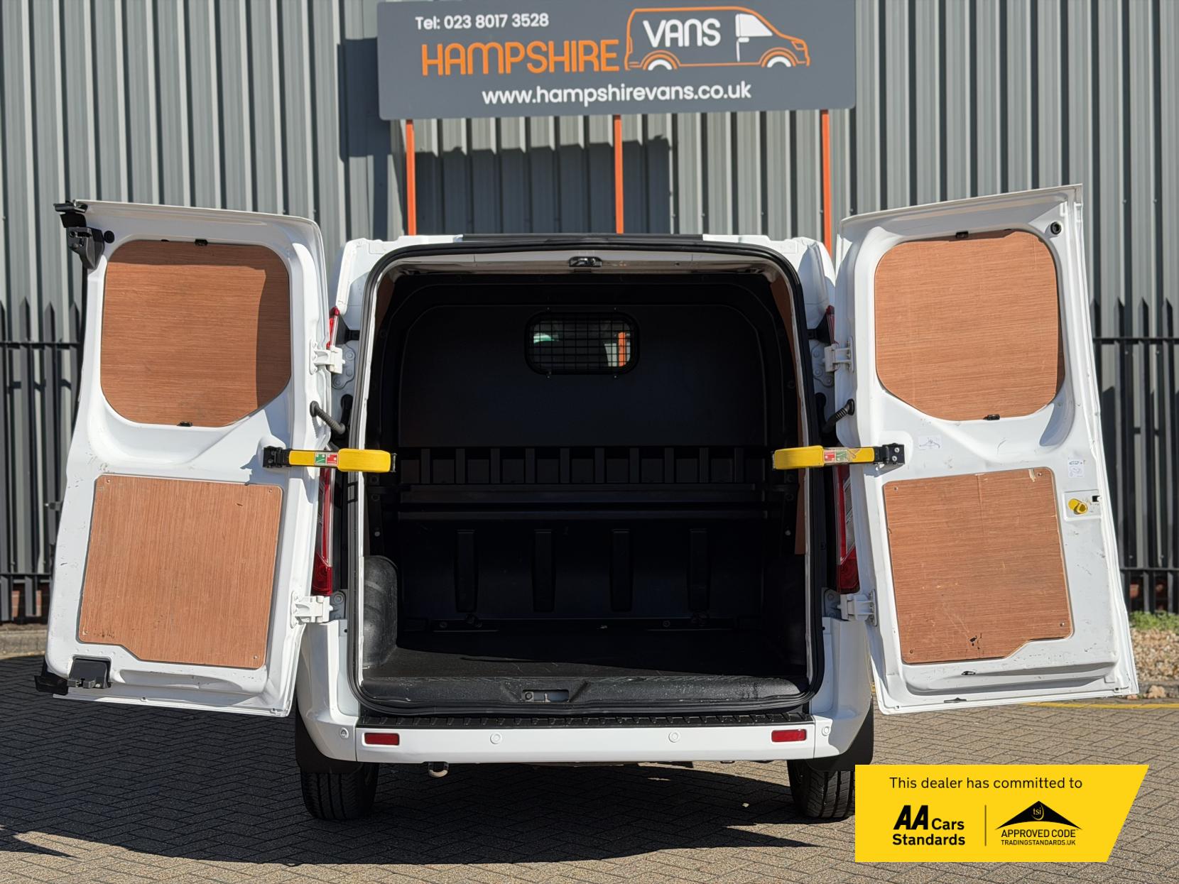 Ford Transit Custom 2.0 300 EcoBlue Limited Crew Van Double Cab 5dr Diesel Manual L1 H1 Euro 6 (s/s) (6 Seat) (130 ps)
