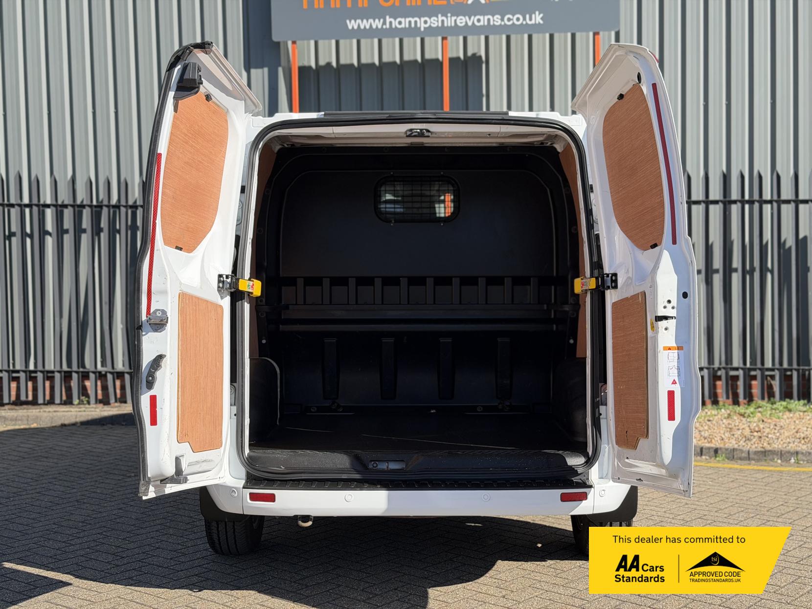 Ford Transit Custom 2.0 300 EcoBlue Limited Crew Van Double Cab 5dr Diesel Manual L1 H1 Euro 6 (s/s) (6 Seat) (130 ps)