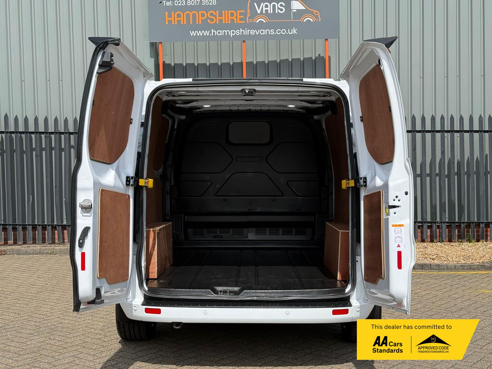 2022 Ford Transit Custom 2.0 300 EcoBlue Limited Panel Van 5dr Diesel Manual L1 H1 Euro 6 (s/s) (130 ps) - Thumbnail 37