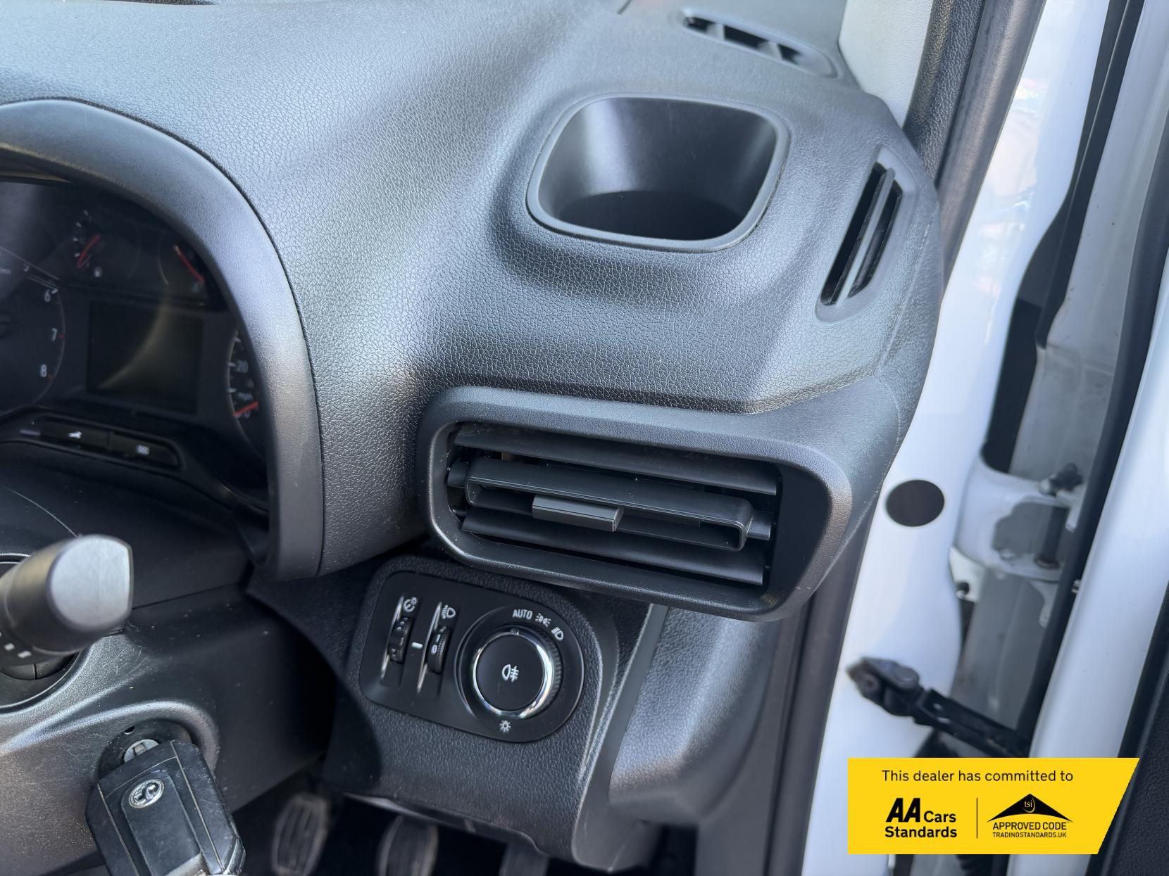 2020 Vauxhall Combo 1.5 Turbo D 2300 Sportive Panel Van 4dr Diesel Manual L2 H1 Euro 6 (s/s) (100 ps) - Thumbnail 31