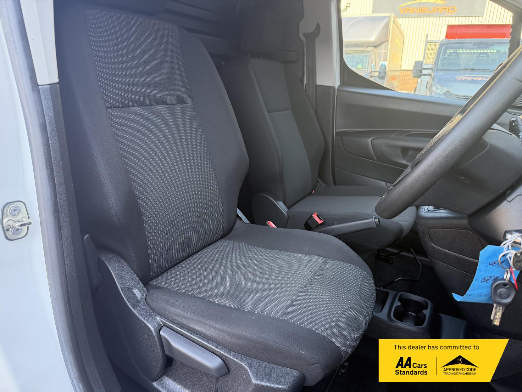 2020 Vauxhall Combo 1.5 Turbo D 2300 Sportive Panel Van 4dr Diesel Manual L2 H1 Euro 6 (s/s) (100 ps) - Thumbnail 19