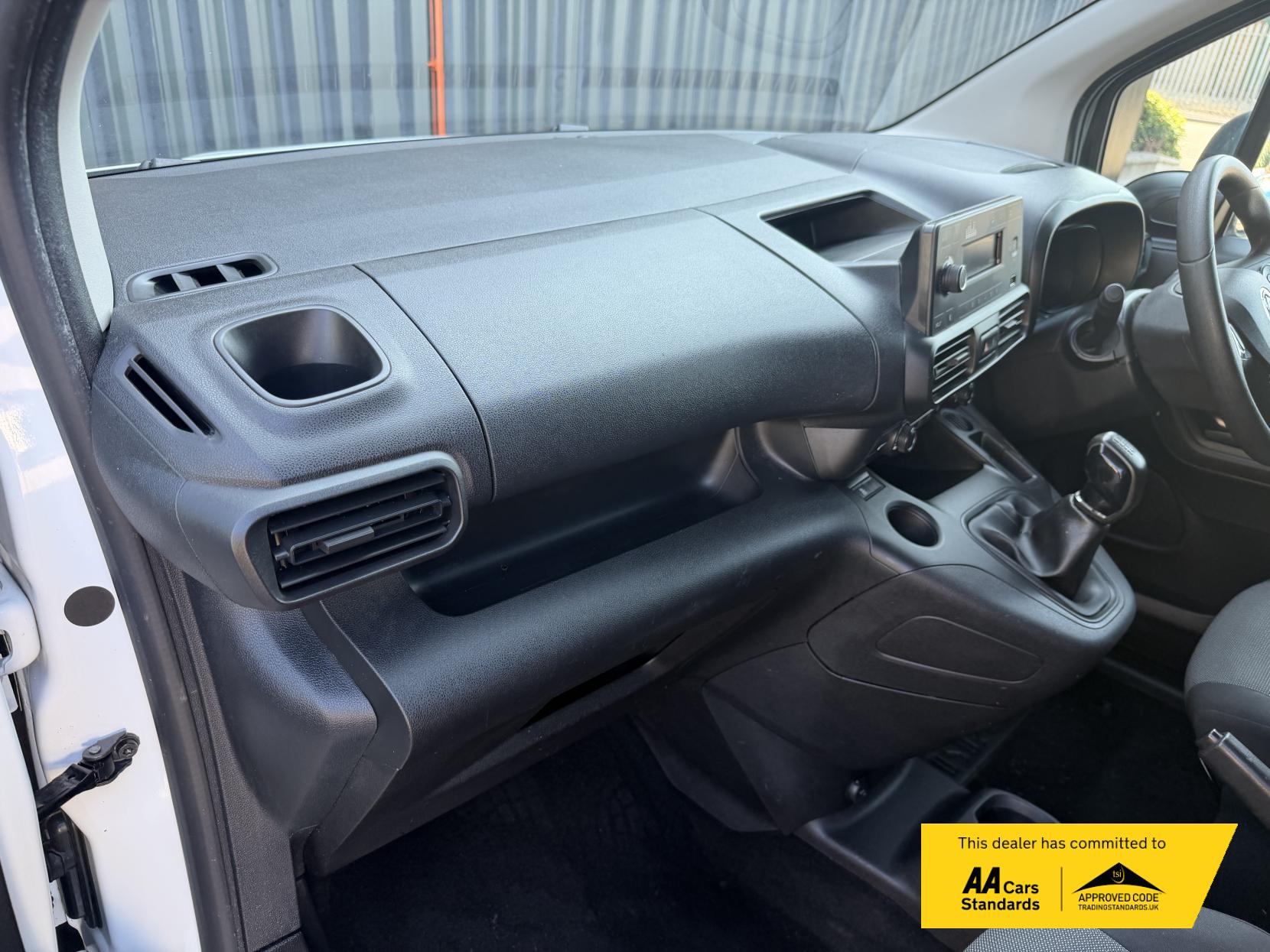 2020 Vauxhall Combo 1.5 Turbo D 2300 Sportive Panel Van 4dr Diesel Manual L2 H1 Euro 6 (s/s) (100 ps) - Thumbnail 17