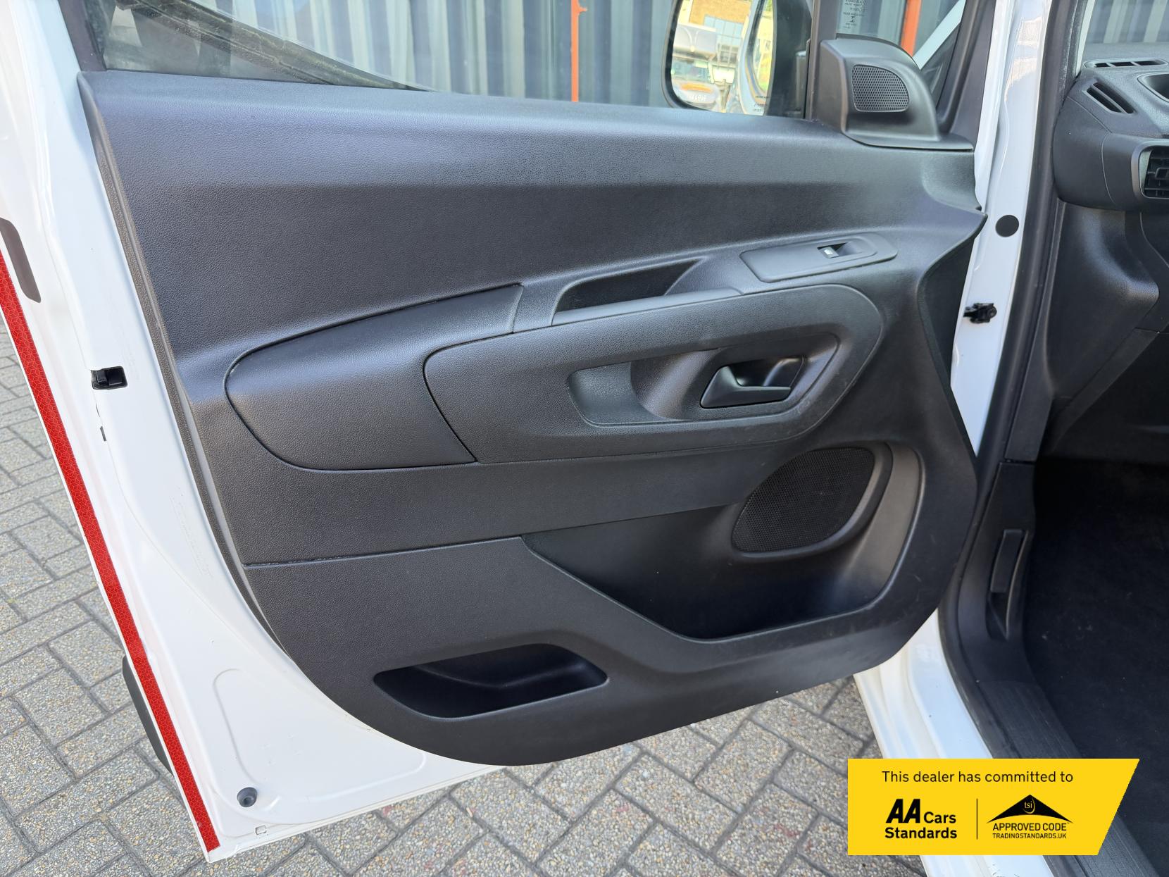 2020 Vauxhall Combo 1.5 Turbo D 2300 Sportive Panel Van 4dr Diesel Manual L2 H1 Euro 6 (s/s) (100 ps) - Thumbnail 15