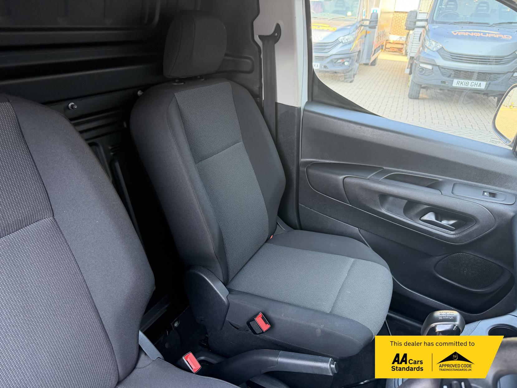 2020 Vauxhall Combo 1.5 Turbo D 2300 Sportive Panel Van 4dr Diesel Manual L2 H1 Euro 6 (s/s) (100 ps) - Thumbnail 20