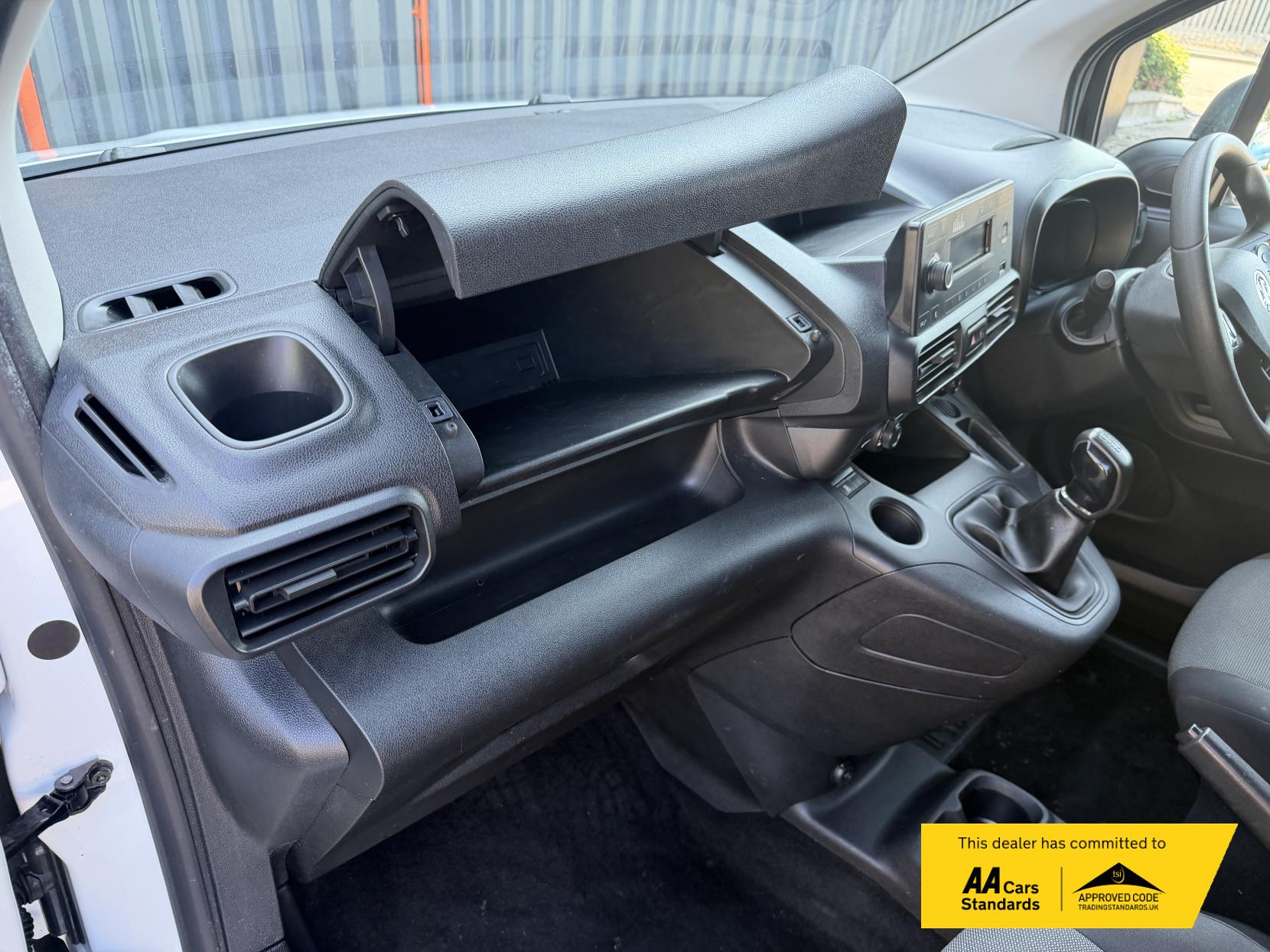2020 Vauxhall Combo 1.5 Turbo D 2300 Sportive Panel Van 4dr Diesel Manual L2 H1 Euro 6 (s/s) (100 ps) - Thumbnail 18
