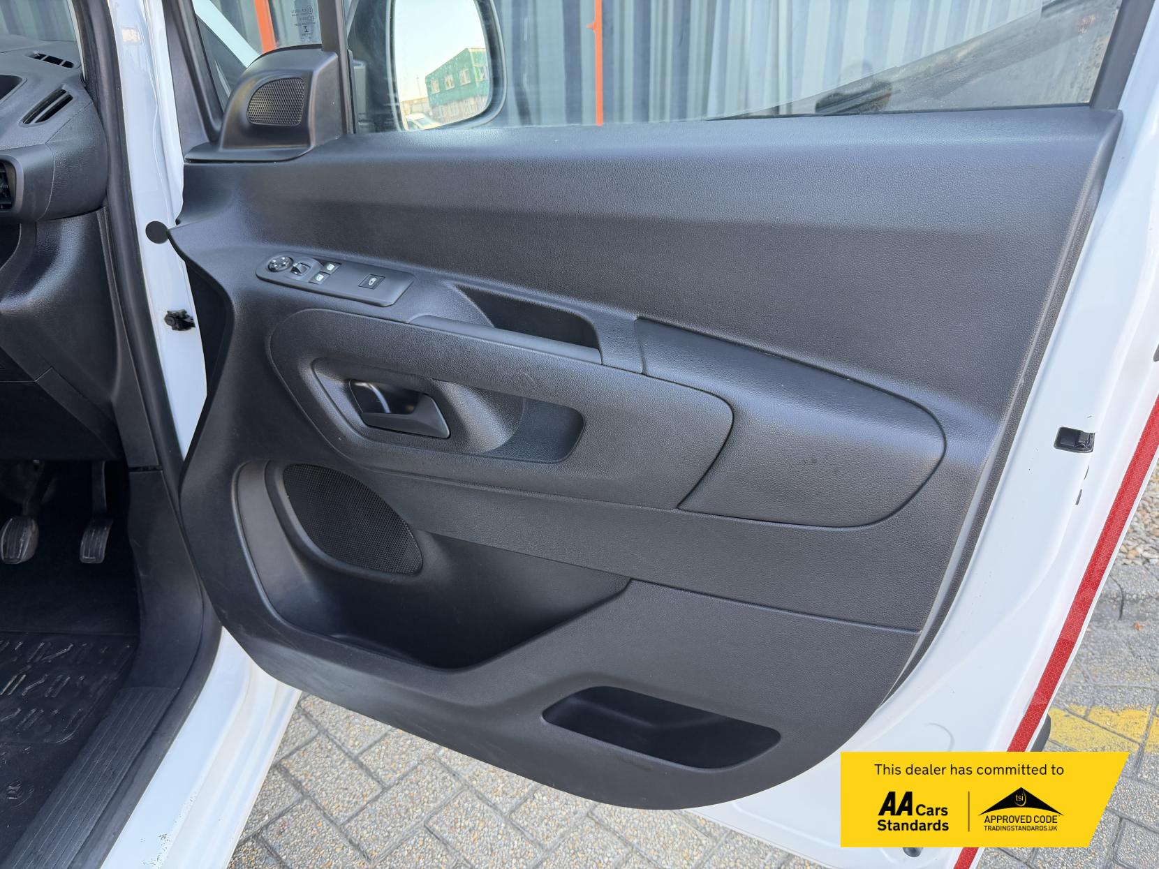 2020 Vauxhall Combo 1.5 Turbo D 2300 Sportive Panel Van 4dr Diesel Manual L2 H1 Euro 6 (s/s) (100 ps) - Thumbnail 38