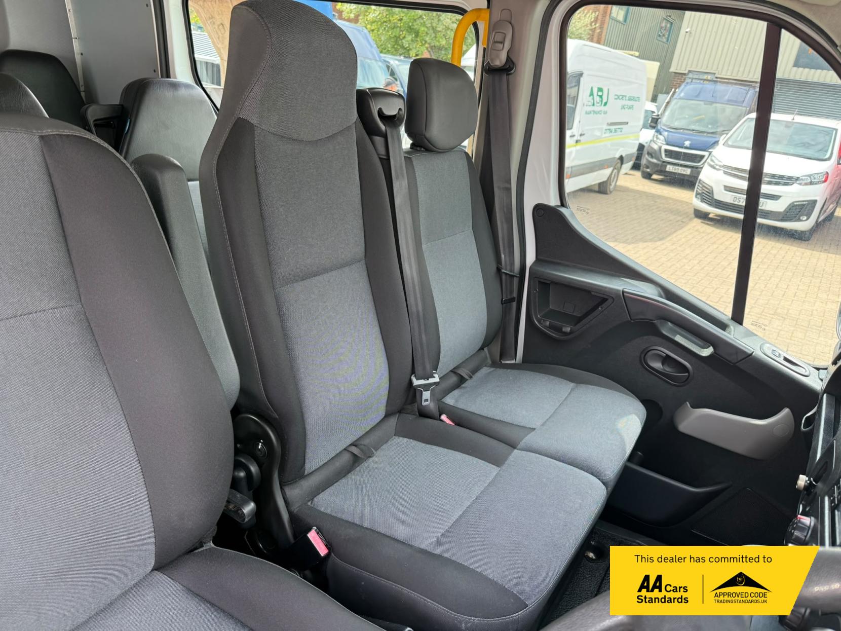 2016 Renault Master 2.3 dCi ENERGY 35 Business Combi Van Double Cab 5dr Diesel Manual FWD MWB Medium Roof Euro 6 (s/s) (9 Seat) (145 ps) - Thumbnail 26