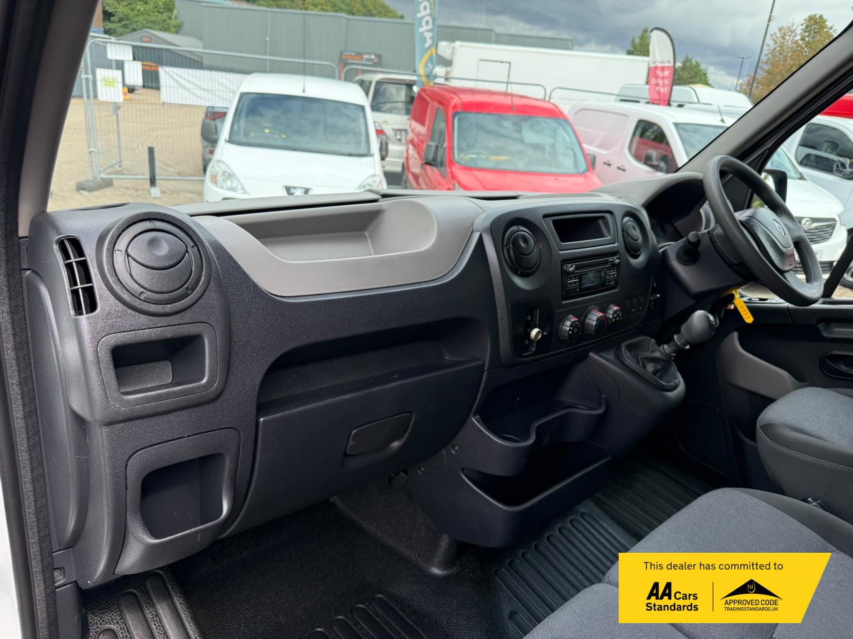 2016 Renault Master 2.3 dCi ENERGY 35 Business Combi Van Double Cab 5dr Diesel Manual FWD MWB Medium Roof Euro 6 (s/s) (9 Seat) (145 ps) - Thumbnail 31