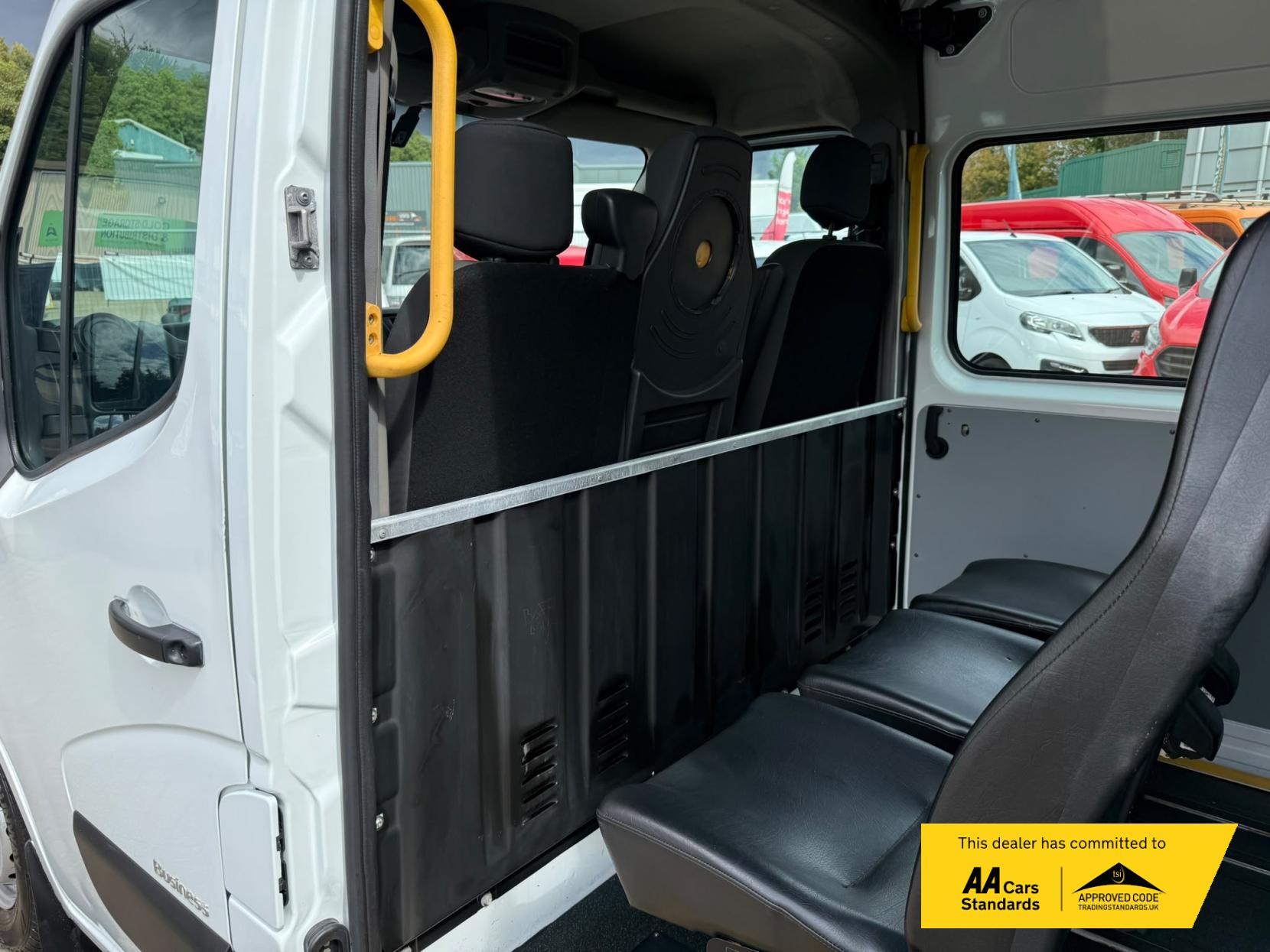 2016 Renault Master 2.3 dCi ENERGY 35 Business Combi Van Double Cab 5dr Diesel Manual FWD MWB Medium Roof Euro 6 (s/s) (9 Seat) (145 ps) - Thumbnail 10