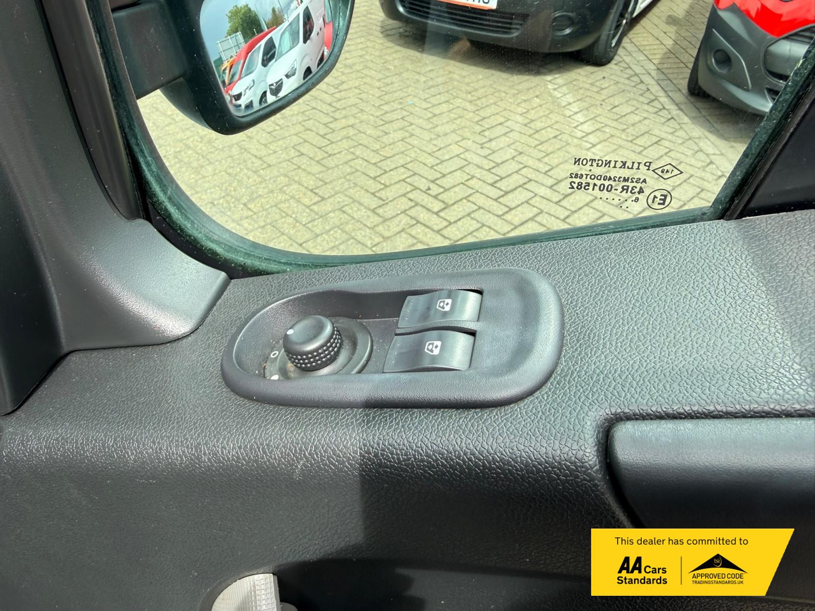 2016 Renault Master 2.3 dCi ENERGY 35 Business Combi Van Double Cab 5dr Diesel Manual FWD MWB Medium Roof Euro 6 (s/s) (9 Seat) (145 ps) - Thumbnail 52