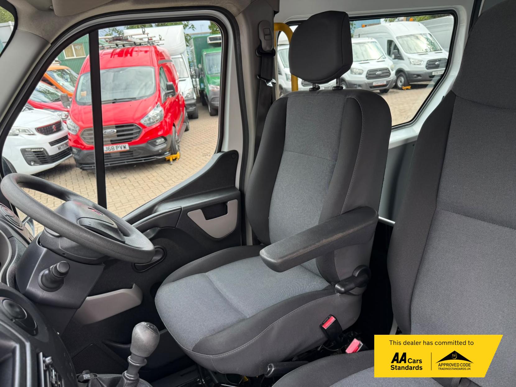 2016 Renault Master 2.3 dCi ENERGY 35 Business Combi Van Double Cab 5dr Diesel Manual FWD MWB Medium Roof Euro 6 (s/s) (9 Seat) (145 ps) - Thumbnail 23
