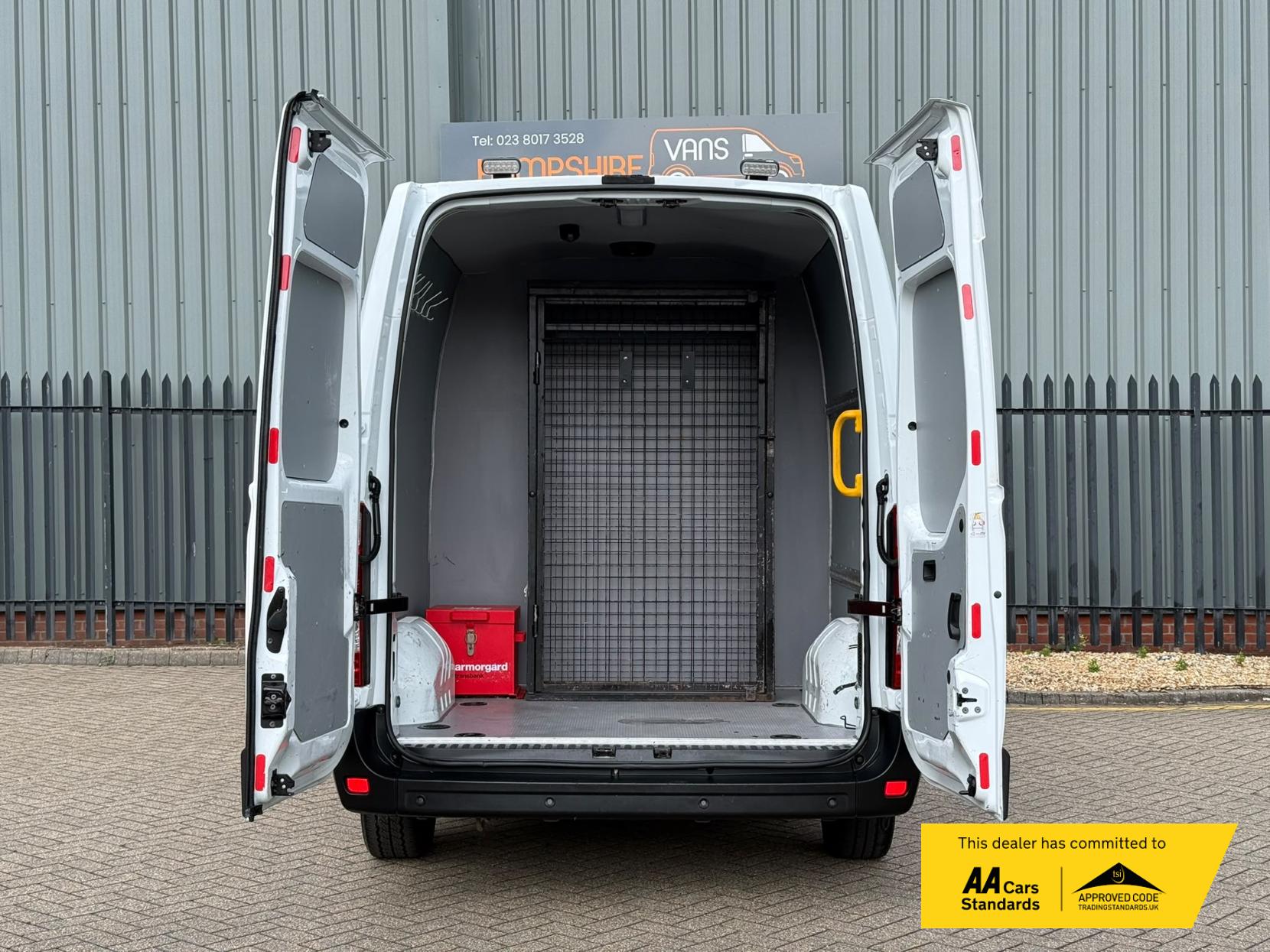 2016 Renault Master 2.3 dCi ENERGY 35 Business Combi Van Double Cab 5dr Diesel Manual FWD MWB Medium Roof Euro 6 (s/s) (9 Seat) (145 ps) - Thumbnail 18