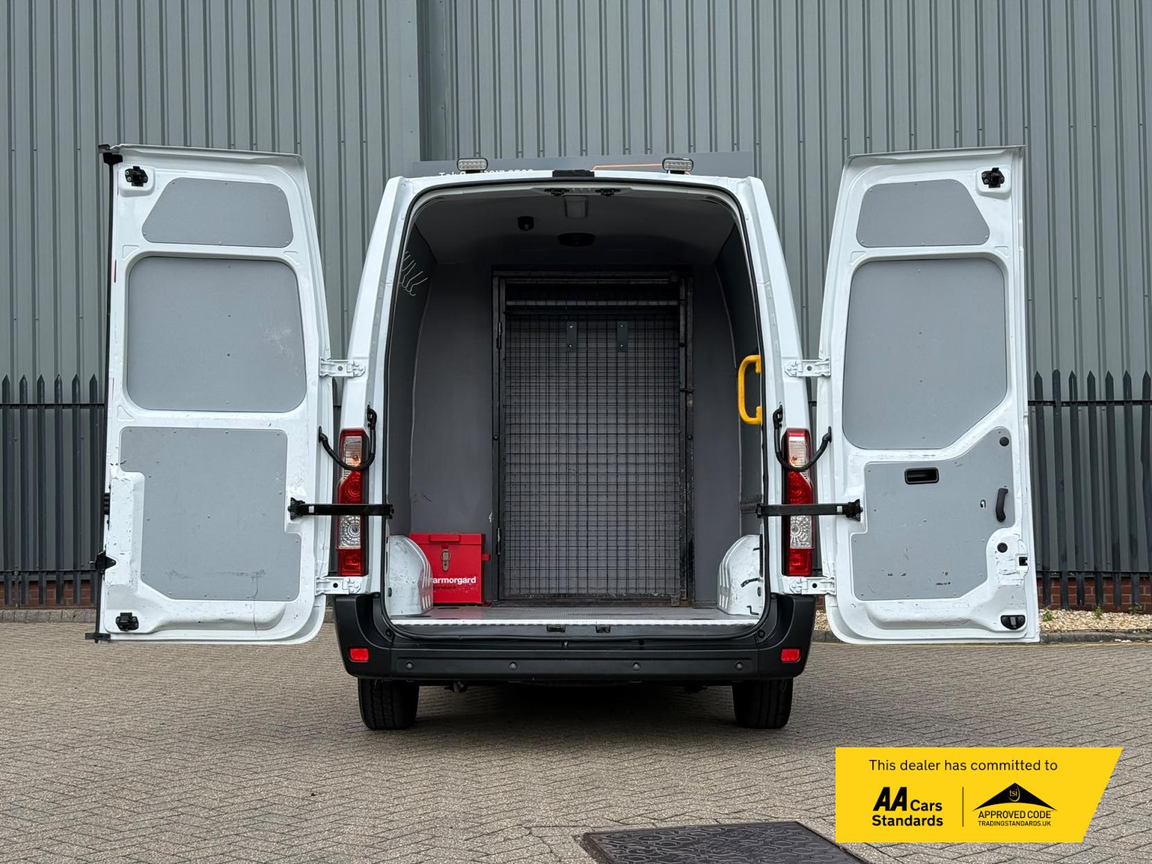 2016 Renault Master 2.3 dCi ENERGY 35 Business Combi Van Double Cab 5dr Diesel Manual FWD MWB Medium Roof Euro 6 (s/s) (9 Seat) (145 ps) - Thumbnail 19