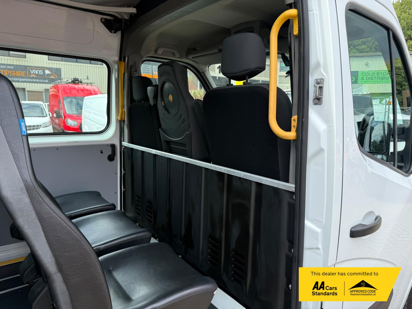 2016 Renault Master 2.3 dCi ENERGY 35 Business Combi Van Double Cab 5dr Diesel Manual FWD MWB Medium Roof Euro 6 (s/s) (9 Seat) (145 ps) - Thumbnail 8