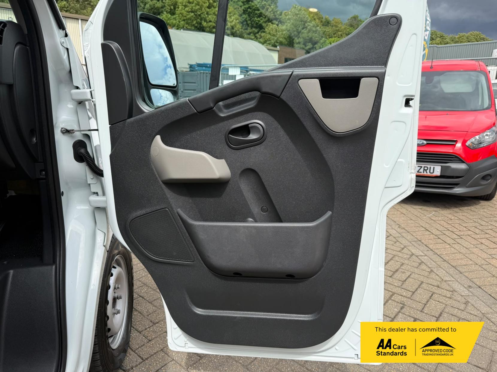 2016 Renault Master 2.3 dCi ENERGY 35 Business Combi Van Double Cab 5dr Diesel Manual FWD MWB Medium Roof Euro 6 (s/s) (9 Seat) (145 ps) - Thumbnail 53