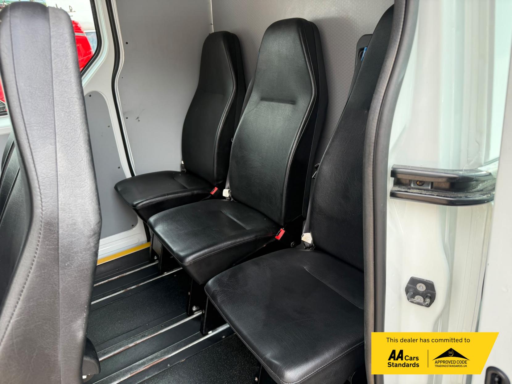 2016 Renault Master 2.3 dCi ENERGY 35 Business Combi Van Double Cab 5dr Diesel Manual FWD MWB Medium Roof Euro 6 (s/s) (9 Seat) (145 ps) - Thumbnail 14