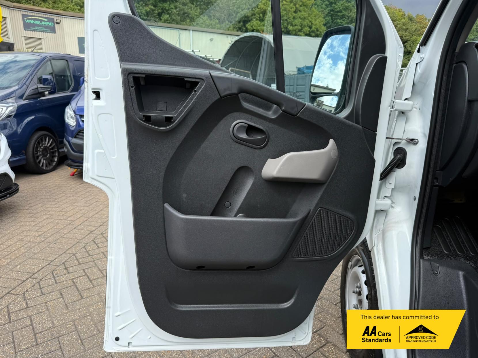2016 Renault Master 2.3 dCi ENERGY 35 Business Combi Van Double Cab 5dr Diesel Manual FWD MWB Medium Roof Euro 6 (s/s) (9 Seat) (145 ps) - Thumbnail 28