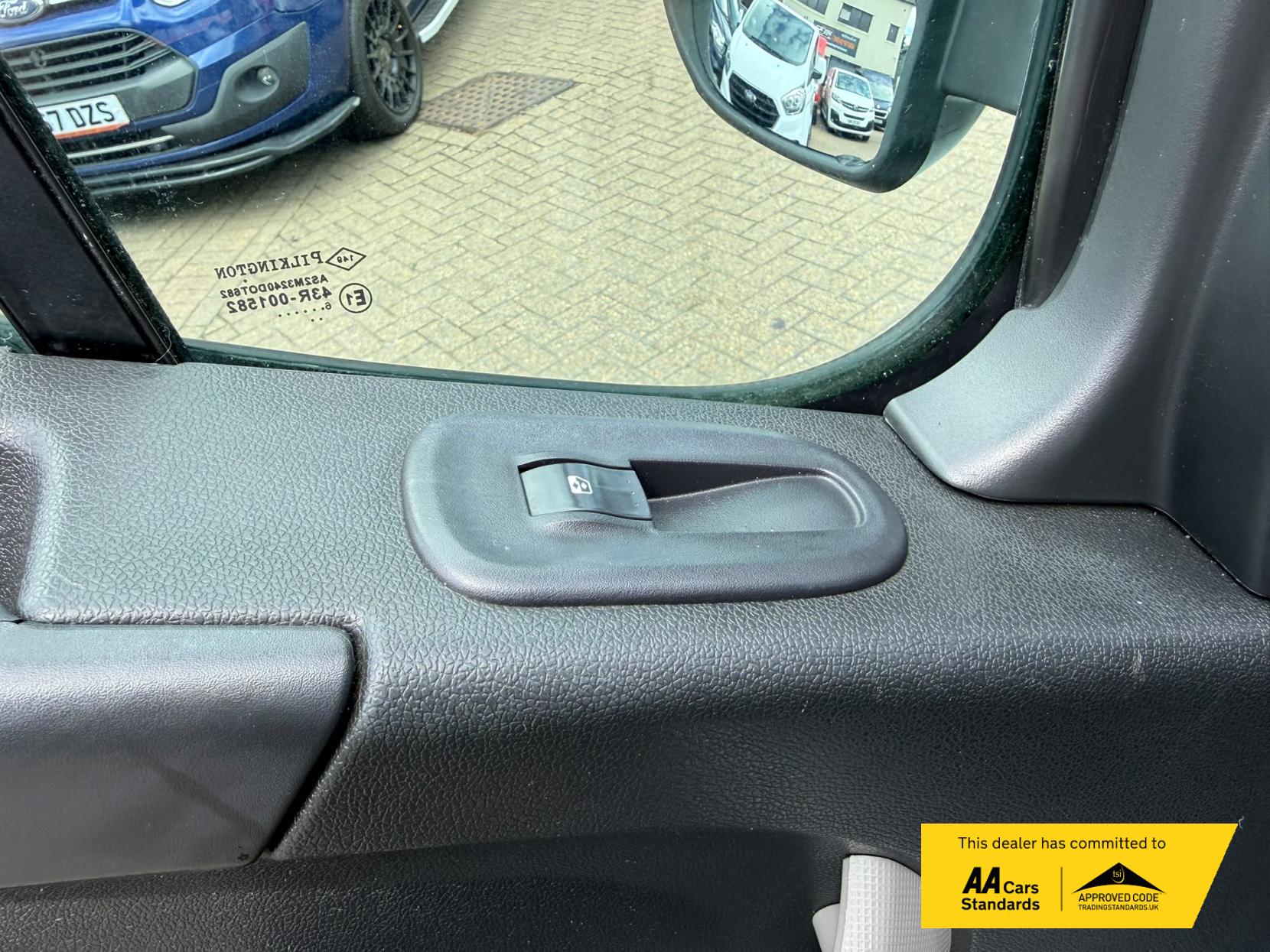2016 Renault Master 2.3 dCi ENERGY 35 Business Combi Van Double Cab 5dr Diesel Manual FWD MWB Medium Roof Euro 6 (s/s) (9 Seat) (145 ps) - Thumbnail 29
