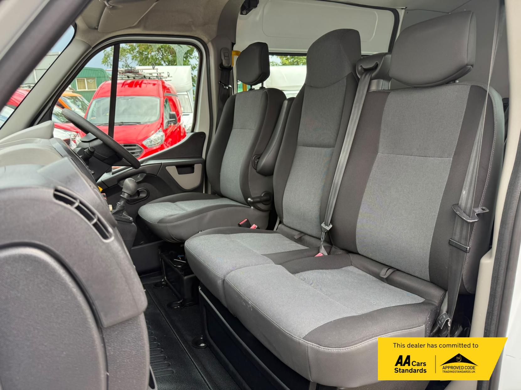2016 Renault Master 2.3 dCi ENERGY 35 Business Combi Van Double Cab 5dr Diesel Manual FWD MWB Medium Roof Euro 6 (s/s) (9 Seat) (145 ps) - Thumbnail 25