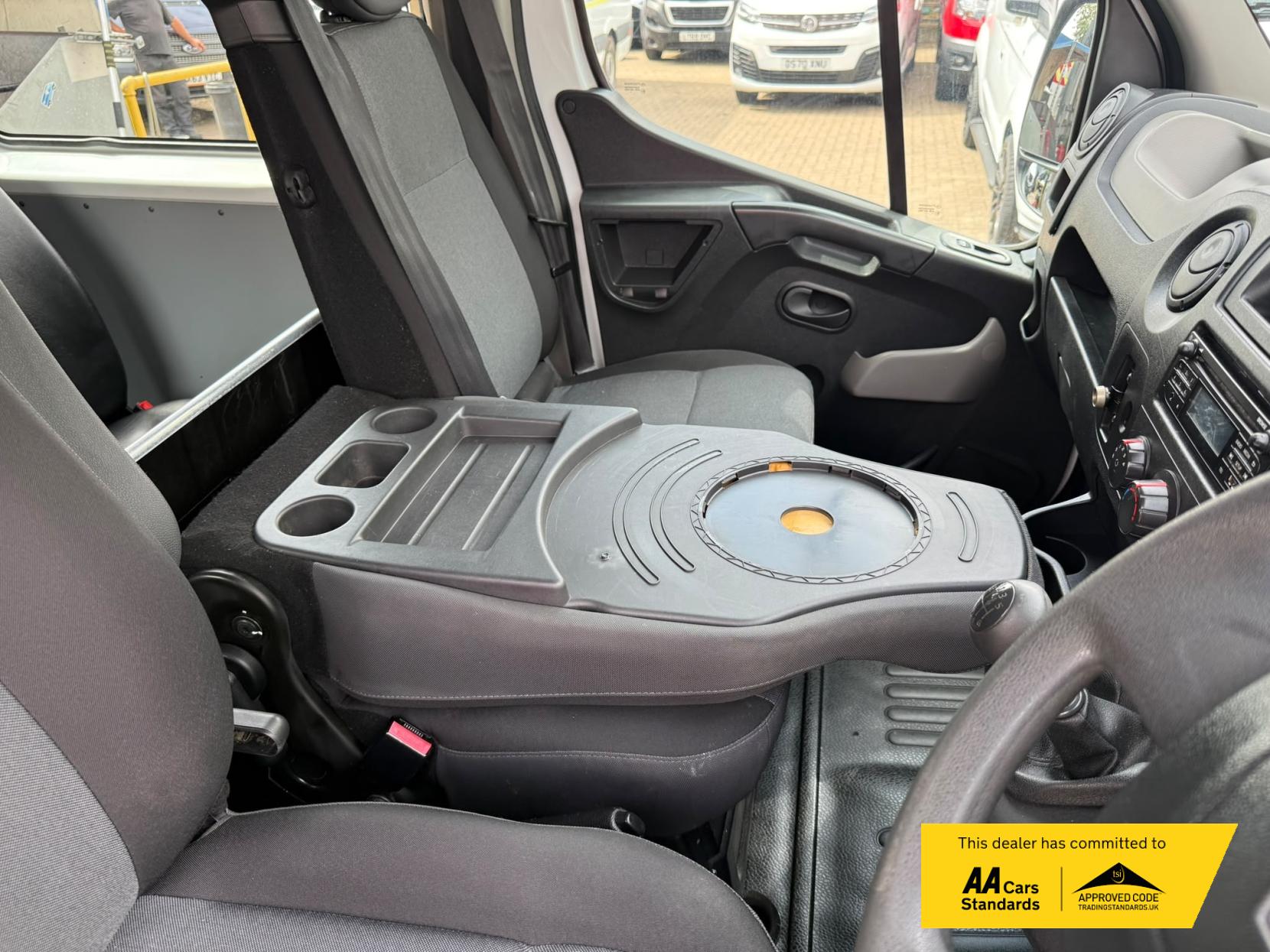2016 Renault Master 2.3 dCi ENERGY 35 Business Combi Van Double Cab 5dr Diesel Manual FWD MWB Medium Roof Euro 6 (s/s) (9 Seat) (145 ps) - Thumbnail 27
