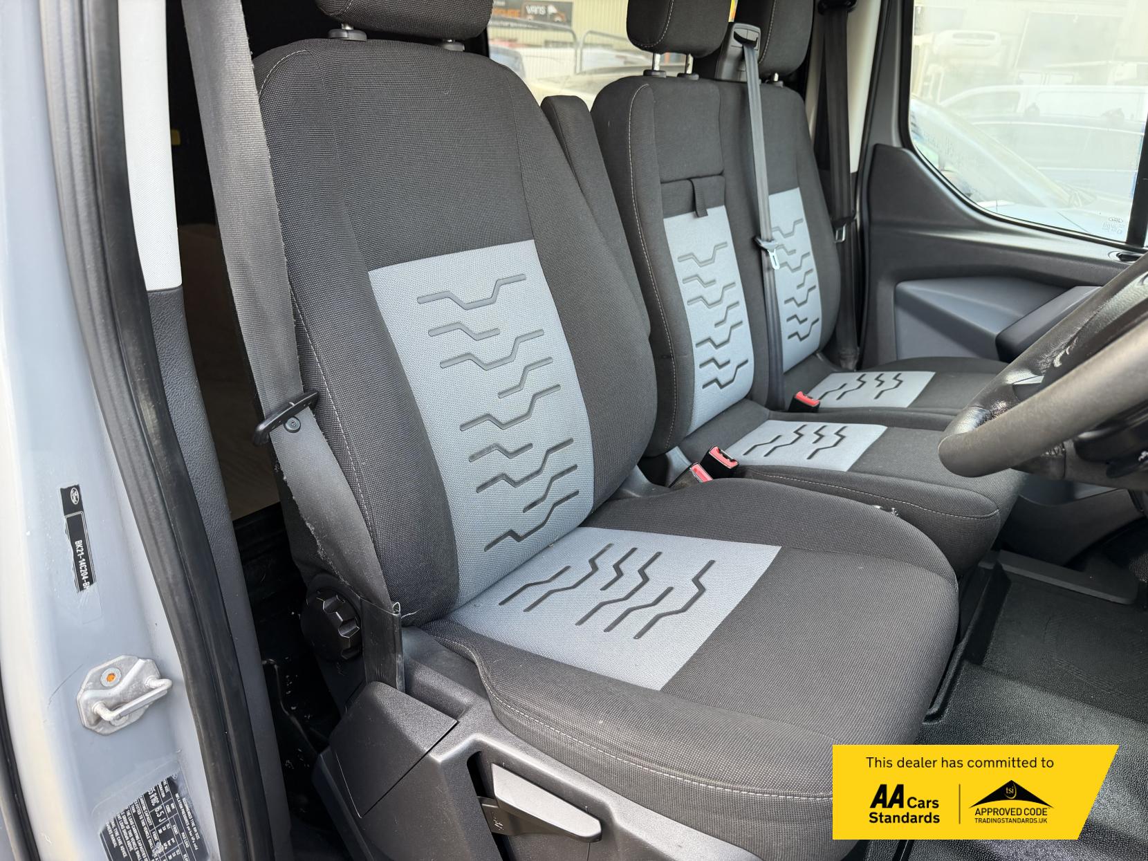 Ford Transit Custom 2.2 TDCi 290 Limited Panel Van 5dr Diesel Manual L2 H1 (186 g/km, 123 bhp)